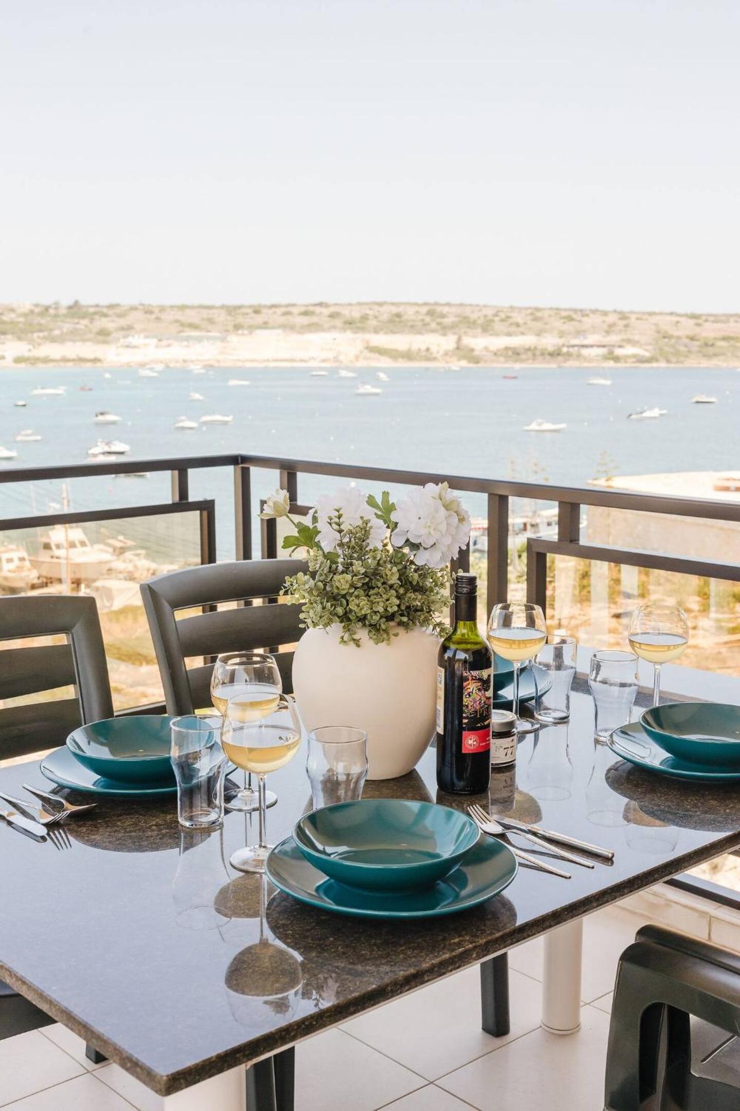 Seafront Apartment with Panoramic Views 3 Bed