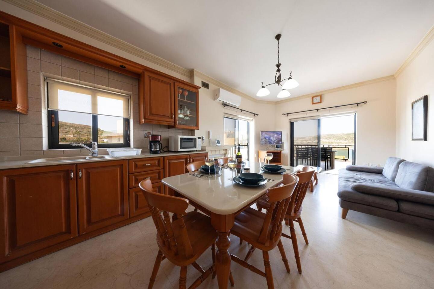 Seafront Apartment with Panoramic Views 3 Bed