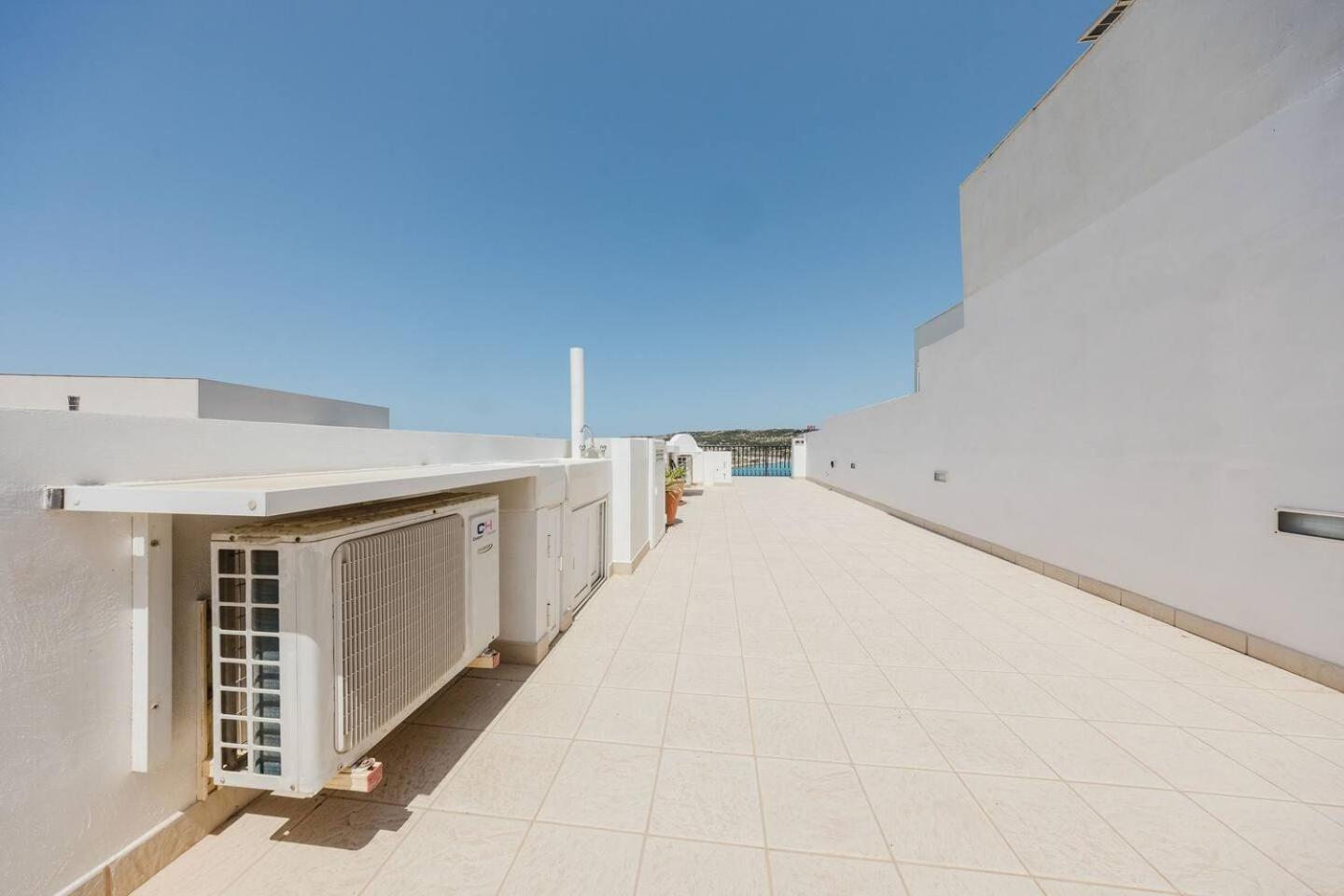 Seafront Apartment with Panoramic Views 3 Bed