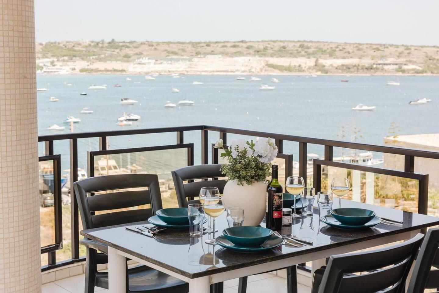 Seafront Apartment with Panoramic Views 3 Bed