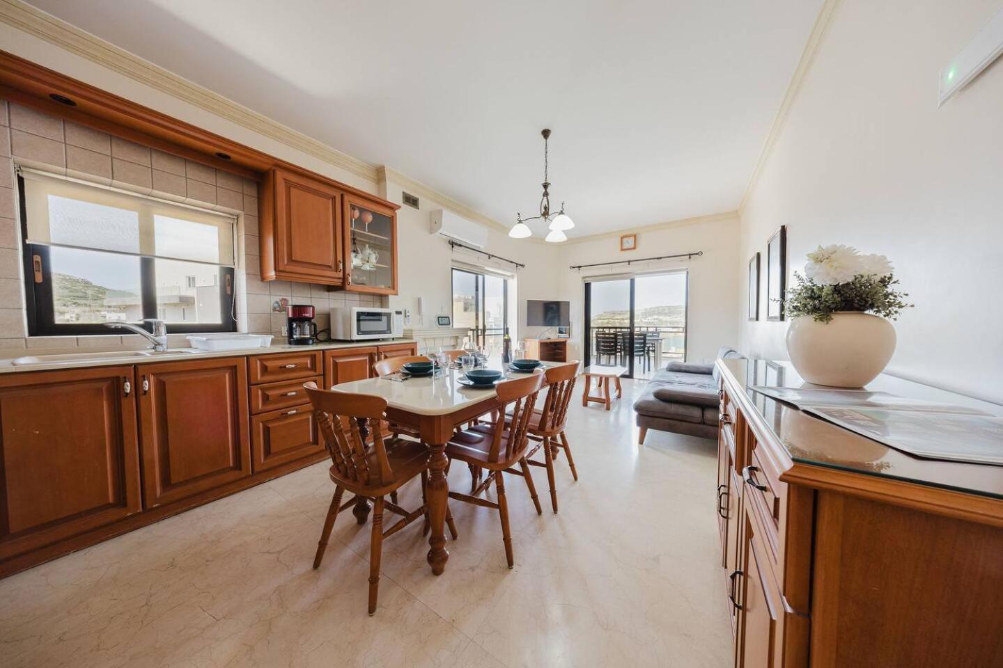 Seafront Apartment with Panoramic Views 3 Bed