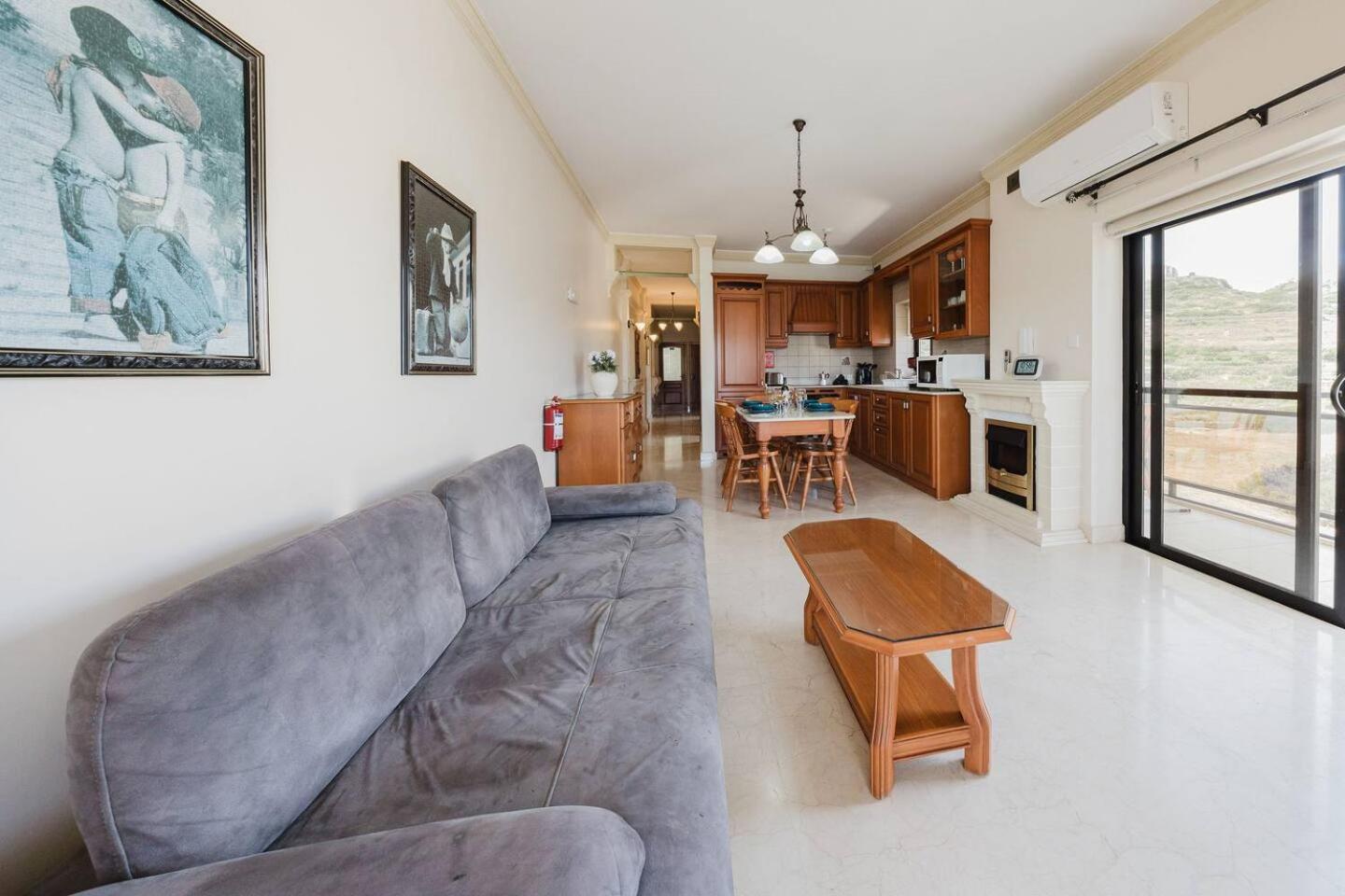 Seafront Apartment with Panoramic Views 3 Bed