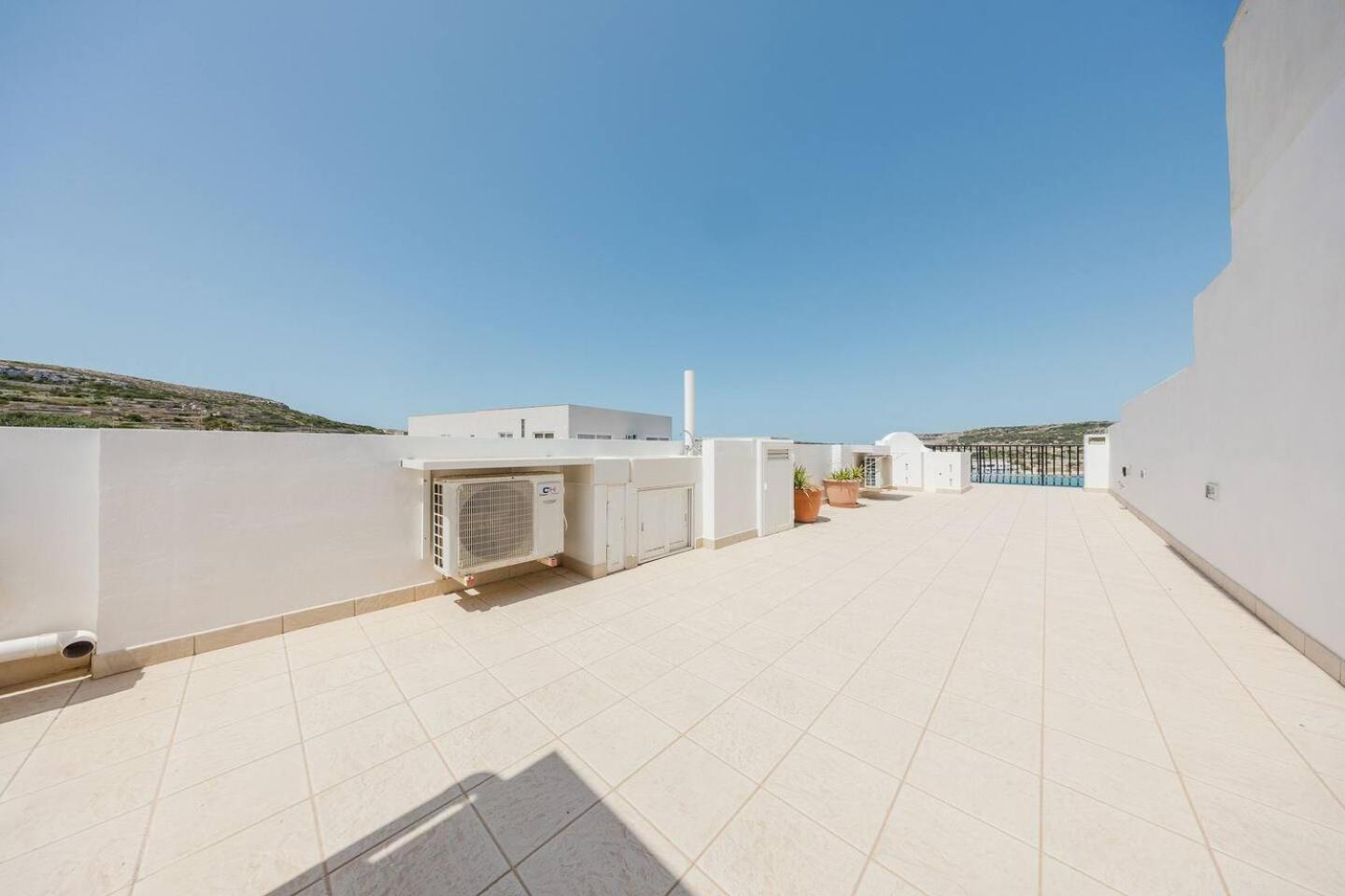 Seafront Apartment with Panoramic Views 3 Bed