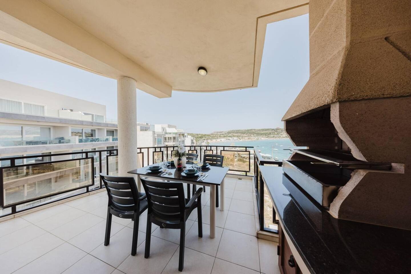 Seafront Apartment with Panoramic Views 3 Bed