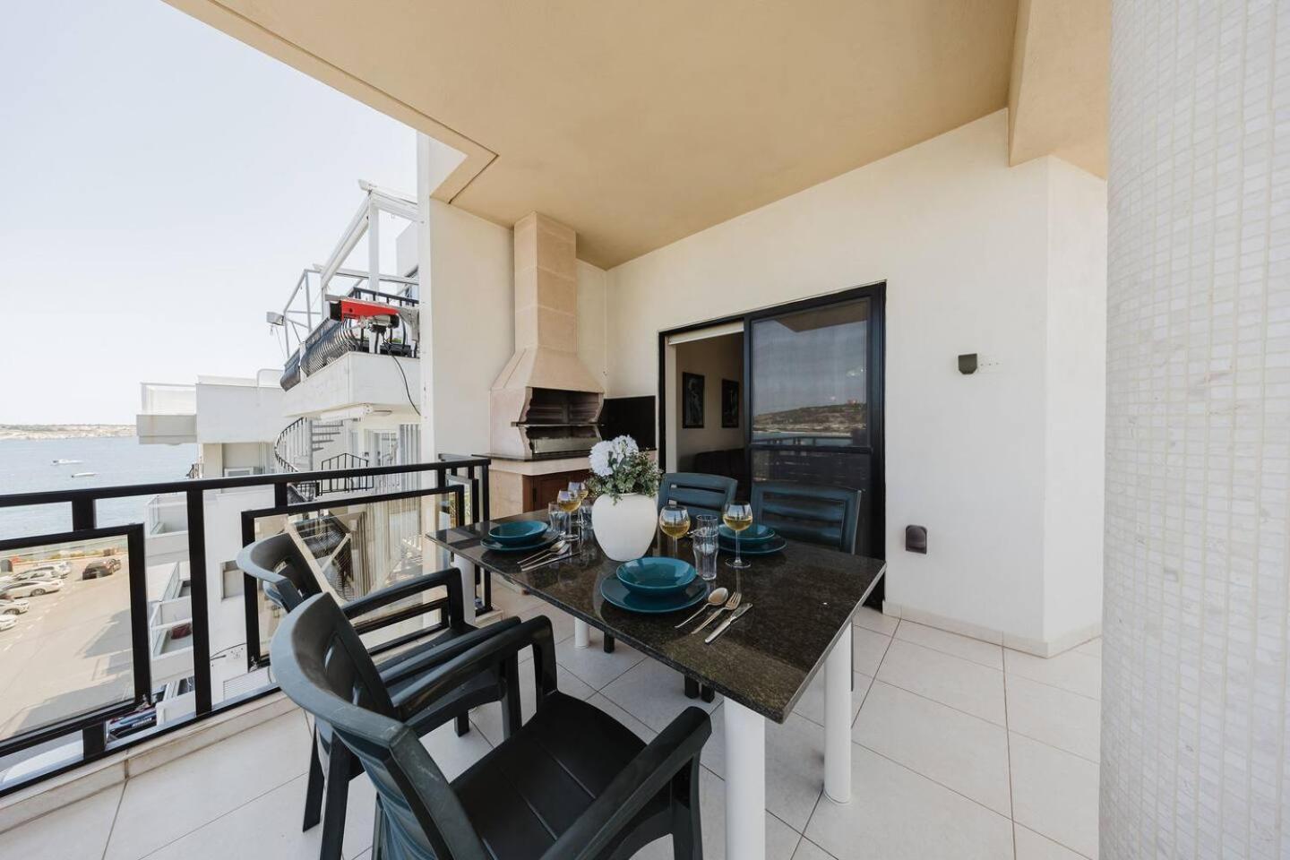 Seafront Apartment with Panoramic Views 3 Bed