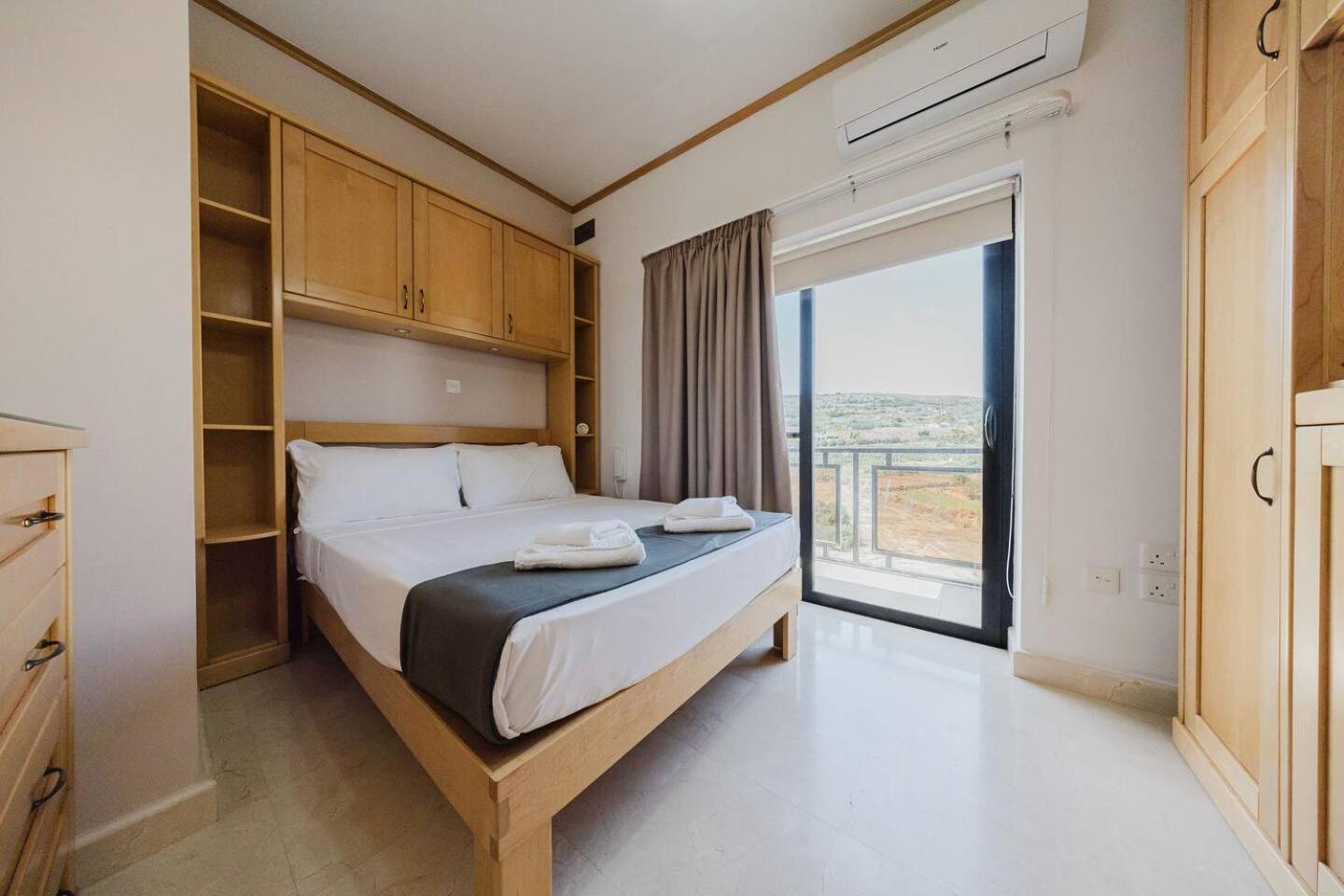 Seafront Apartment with Panoramic Views 3 Bed