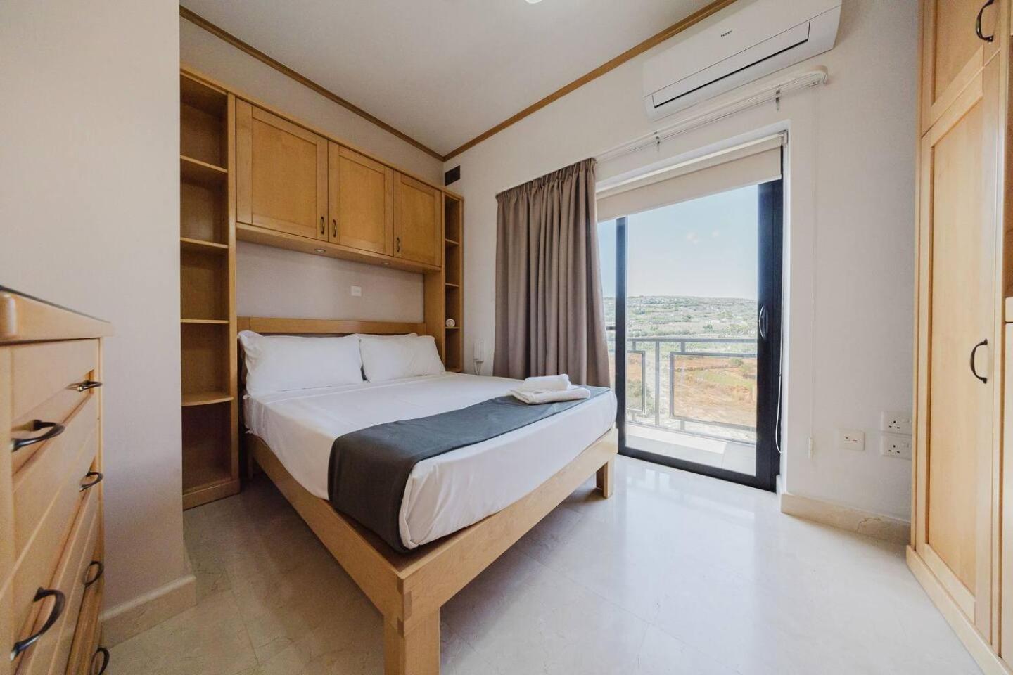 Seafront Apartment with Panoramic Views 3 Bed