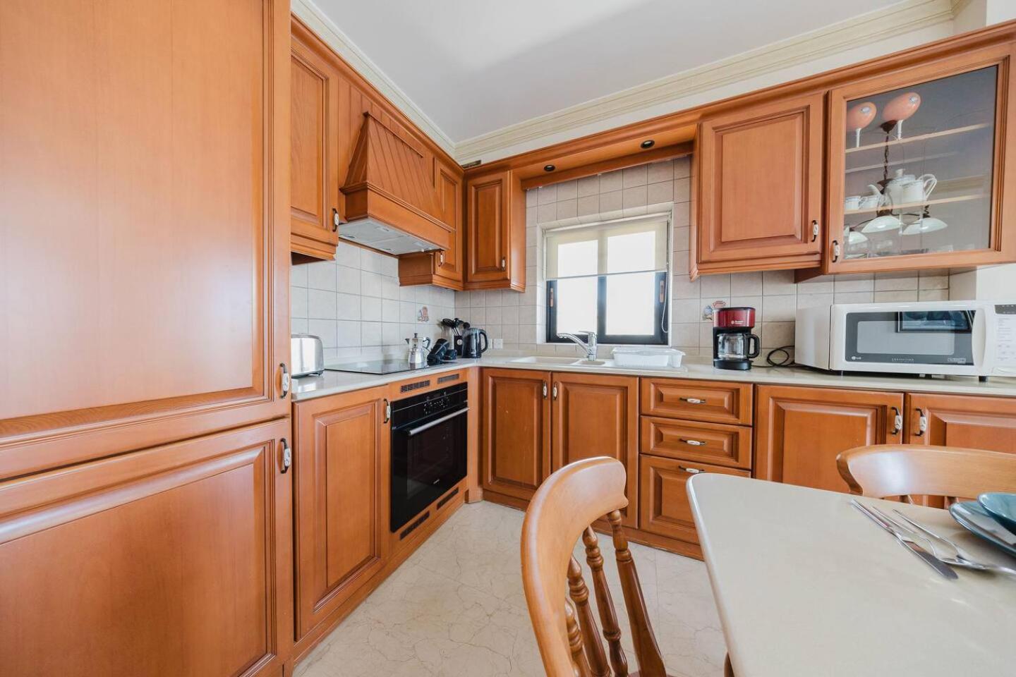 Seafront Apartment with Panoramic Views 3 Bed