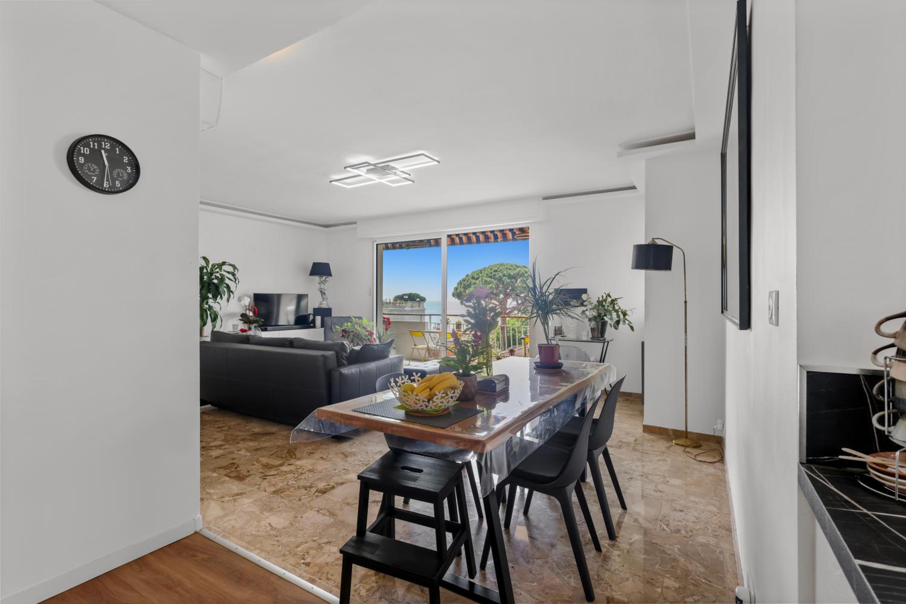 Cannes Sea View, by Beach, Private Room in Shared 3-Bedroom Apartment, Private Bathroom & Balcony,, Chambre avec salle de bain privative & balcon, chez l'h