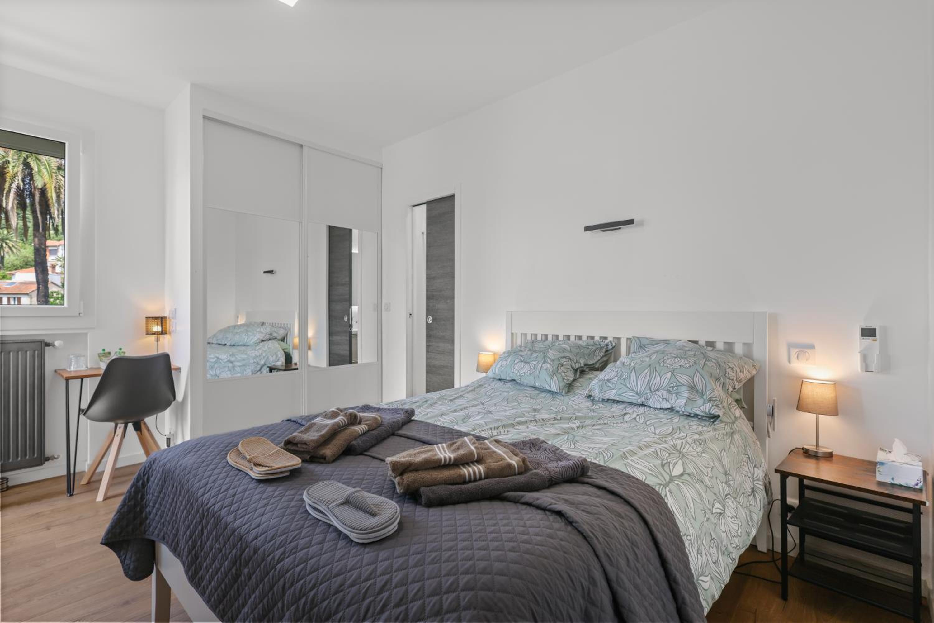 Cannes Sea View, by Beach, Private Room in Shared 3-Bedroom Apartment, Private Bathroom & Balcony,, Chambre avec salle de bain privative & balcon, chez l'h
