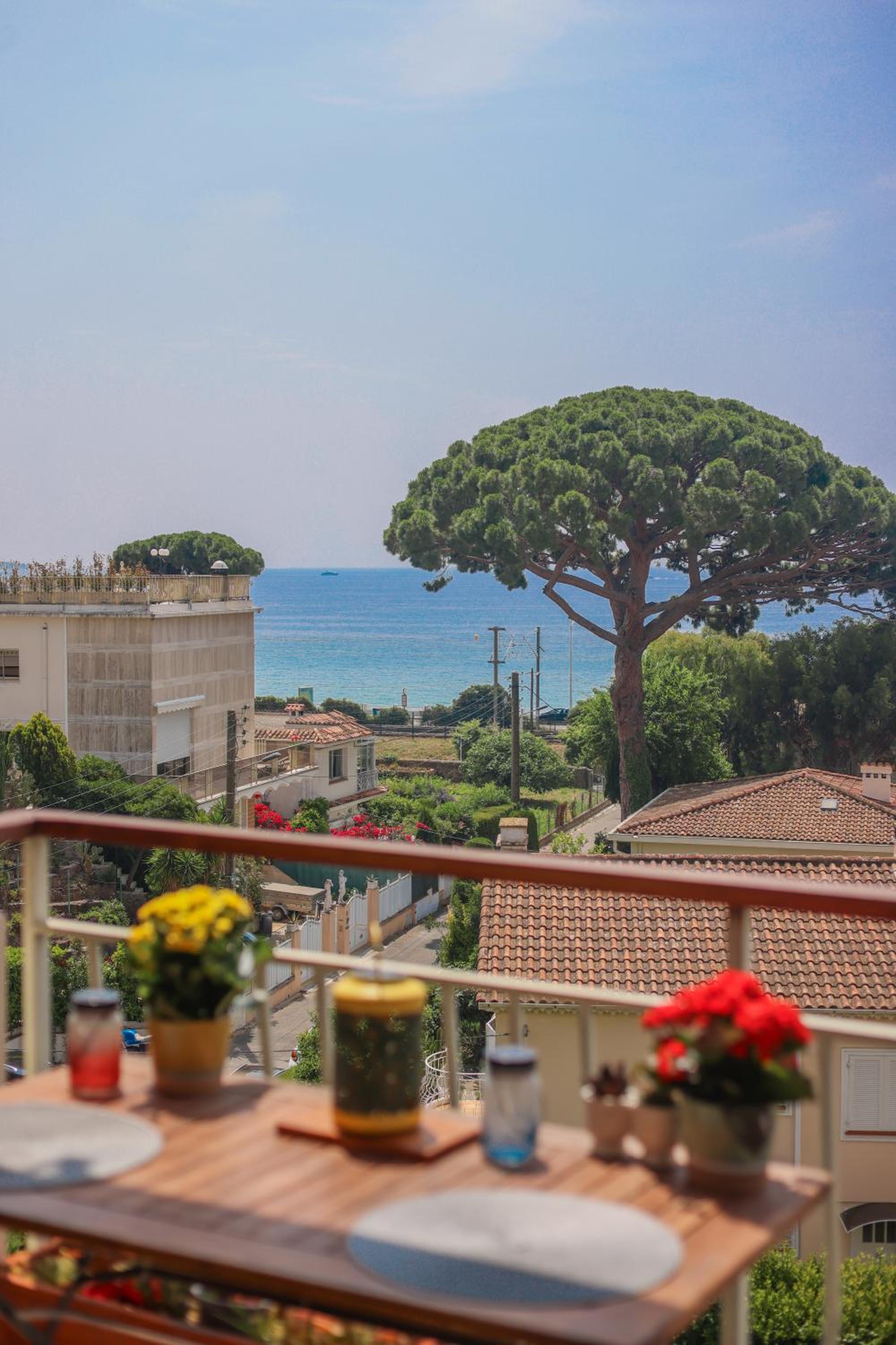 Cannes Sea View, by Beach, Private Room in Shared 3-Bedroom Apartment, Private Bathroom & Balcony,, Chambre avec salle de bain privative & balcon, chez l'h