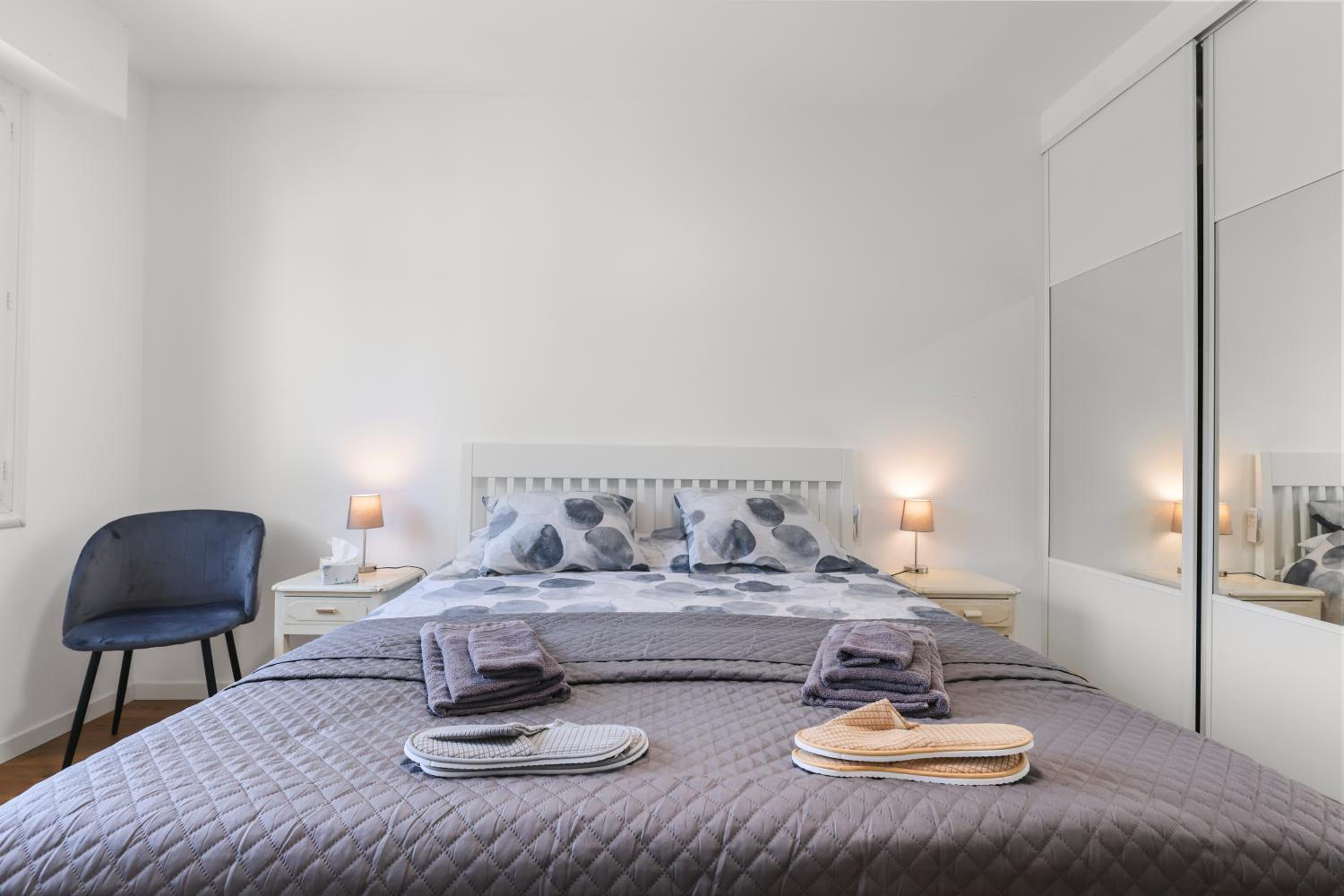 Cannes Beach Access, Private Room in Shared 3-Bedroom Apartment, Private Bathroom, Living Room with Sea View Suite Parentale salle de bain privée accès pla