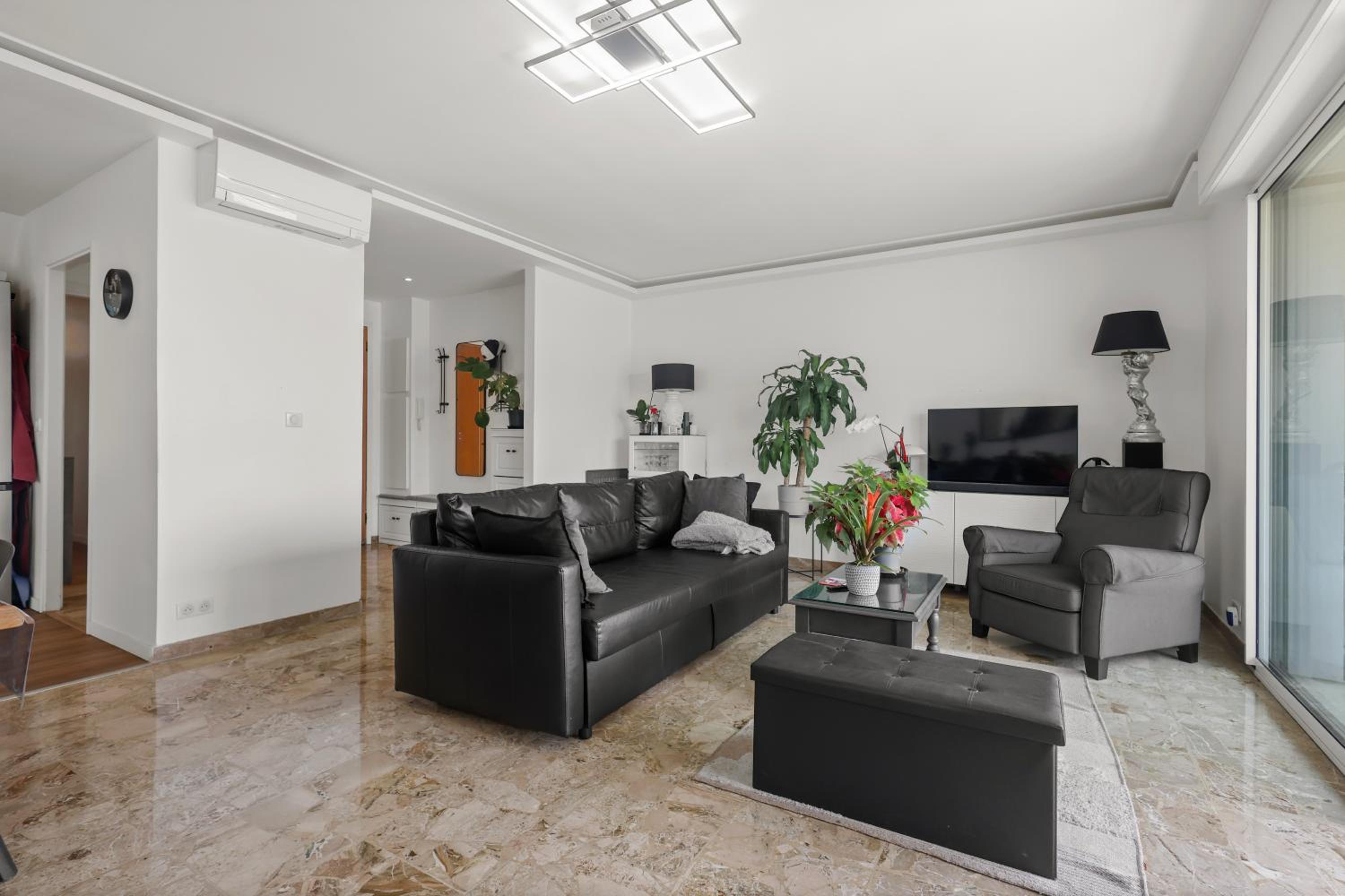 Cannes Beach Access, Private Room in Shared 3-Bedroom Apartment, Private Bathroom, Living Room with Sea View Suite Parentale salle de bain privée accès pla