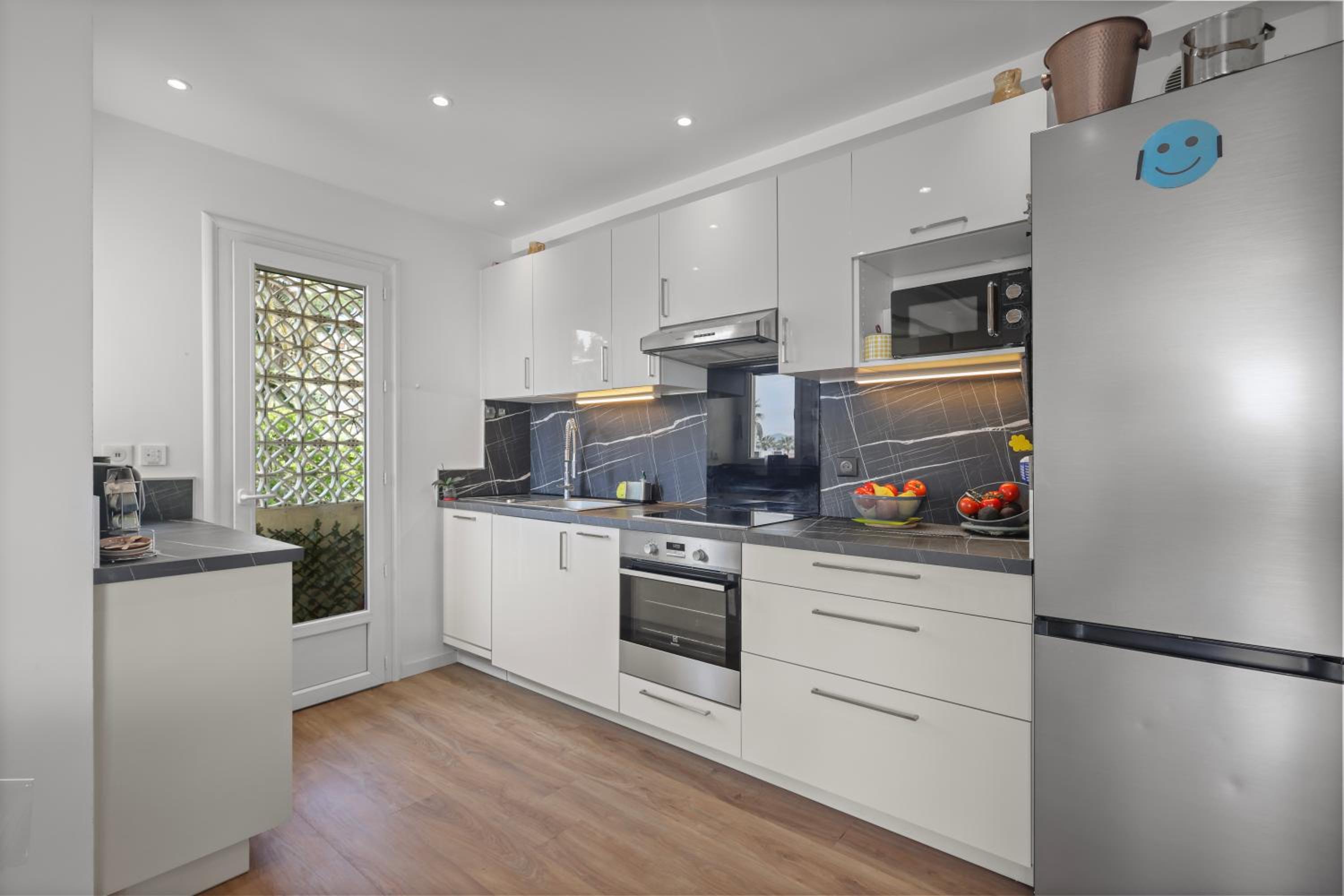 Cannes Beach Access, Private Room in Shared 3-Bedroom Apartment, Private Bathroom, Living Room with Sea View Suite Parentale salle de bain privée accès pla