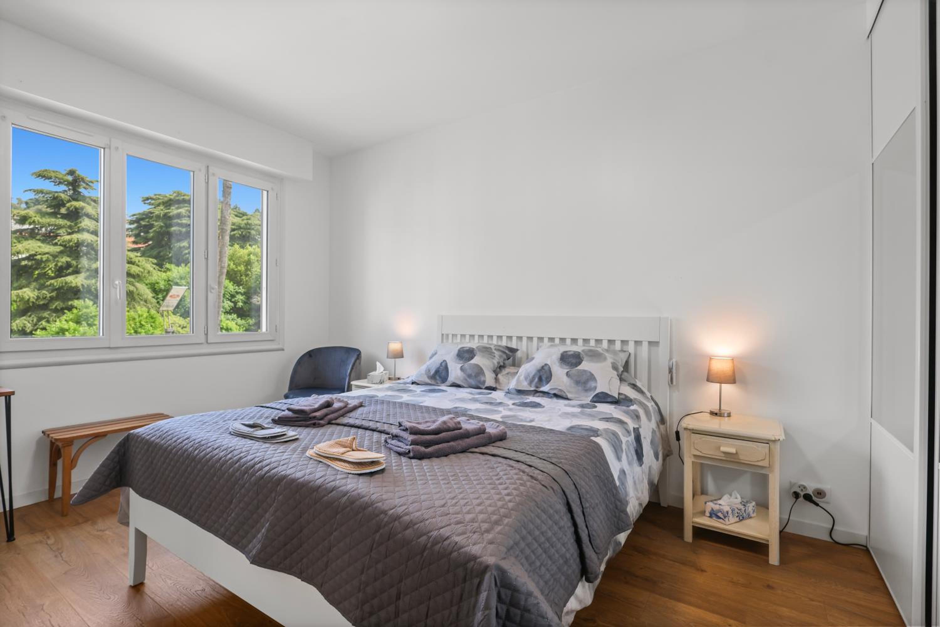 Cannes Beach Access, Private Room in Shared 3-Bedroom Apartment, Private Bathroom, Living Room with Sea View Suite Parentale salle de bain privée accès pla