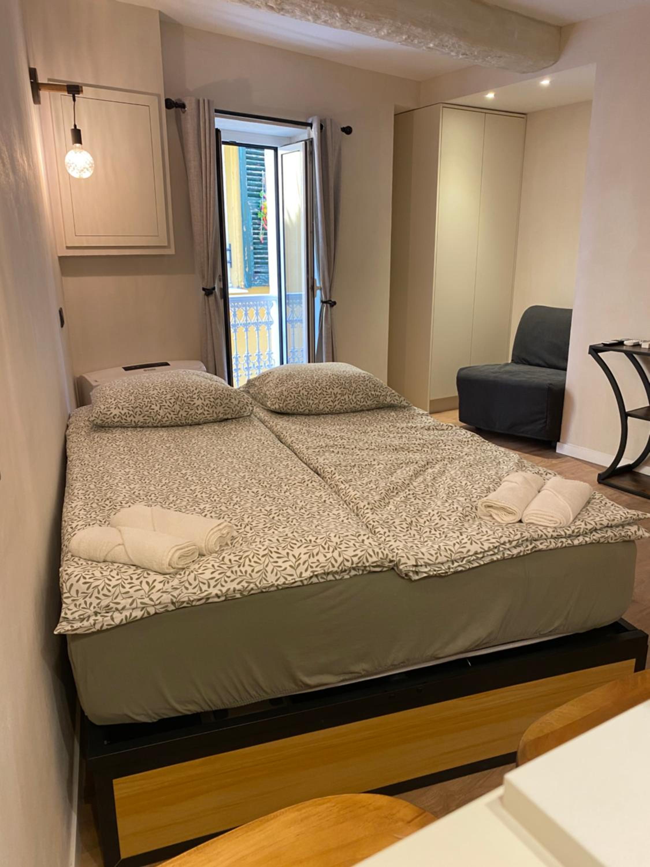 Refurbished apartment in the Old Town, steps from the beach