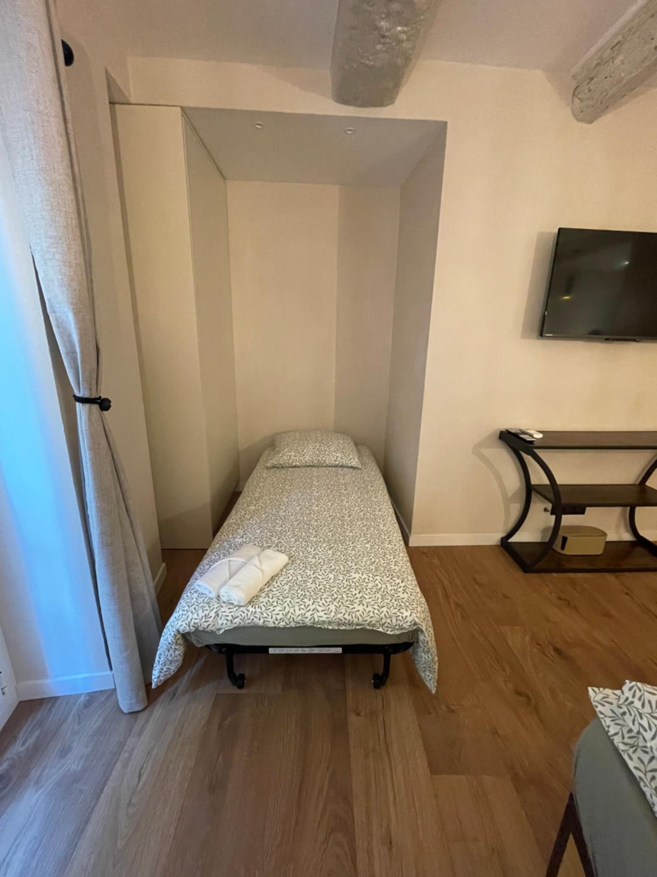 Refurbished apartment in the Old Town, steps from the beach