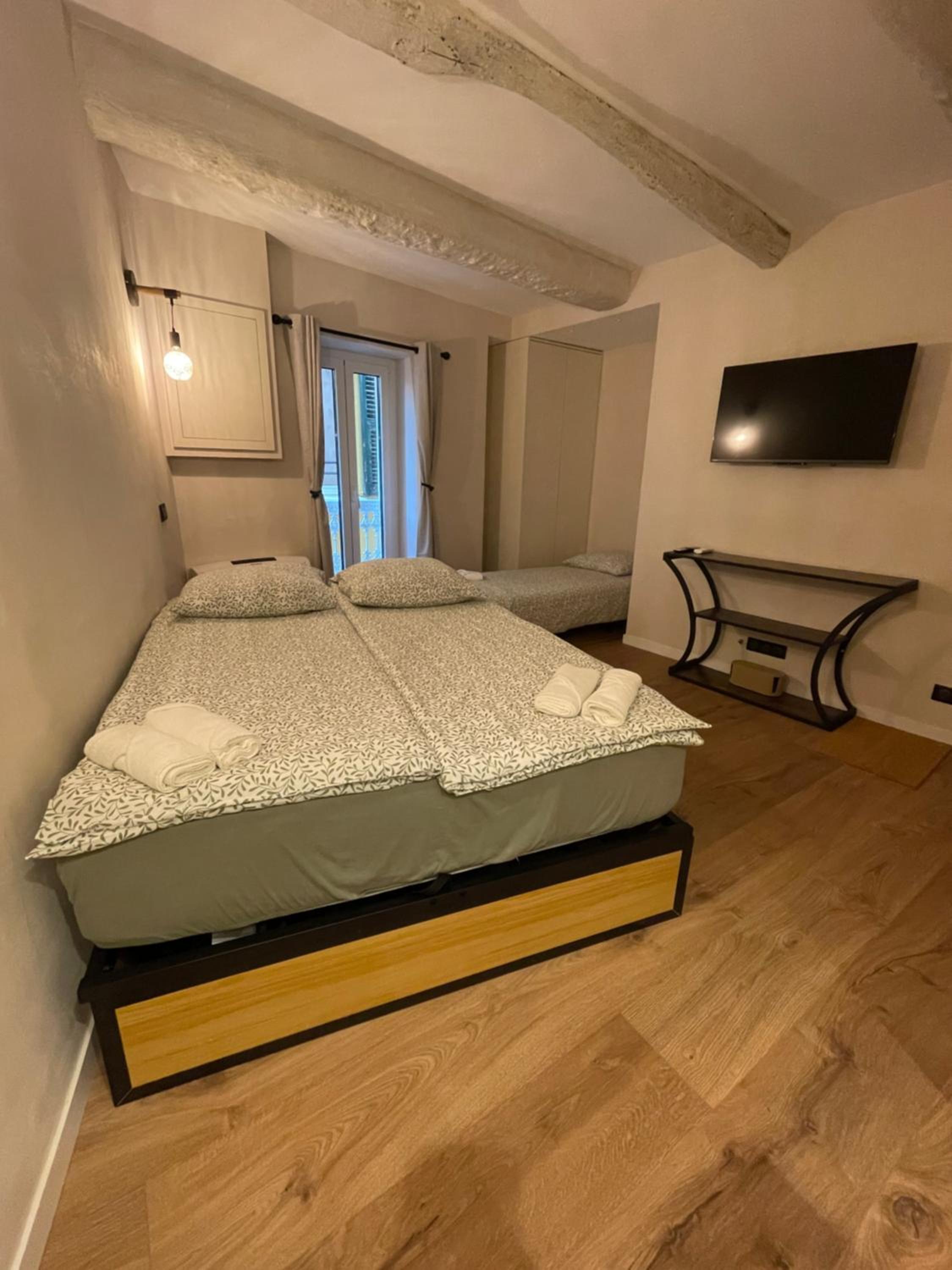 Refurbished apartment in the Old Town, steps from the beach