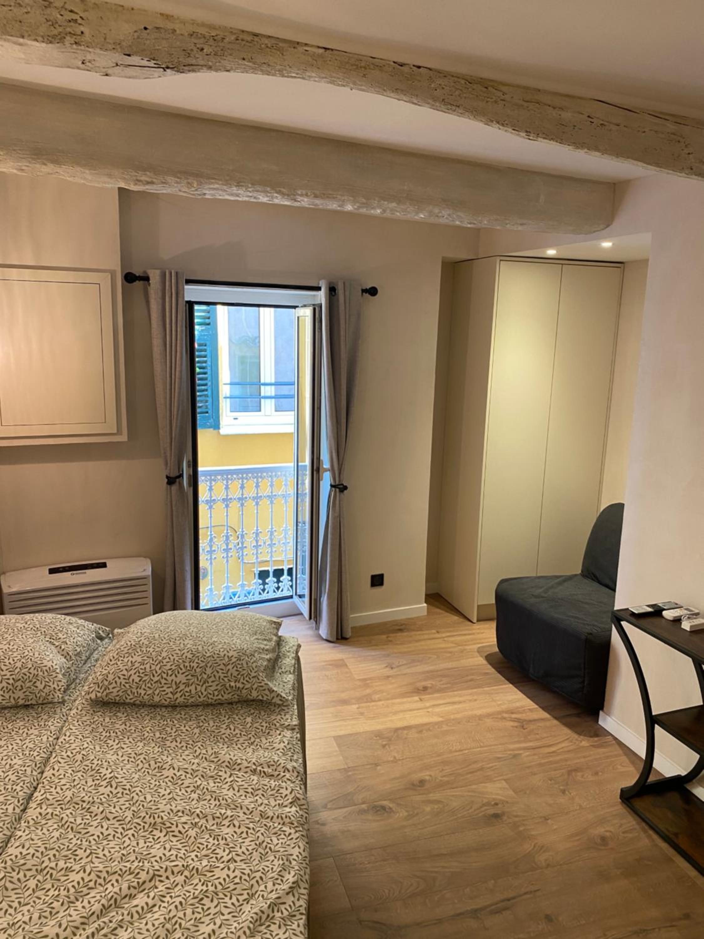 Refurbished apartment in the Old Town, steps from the beach