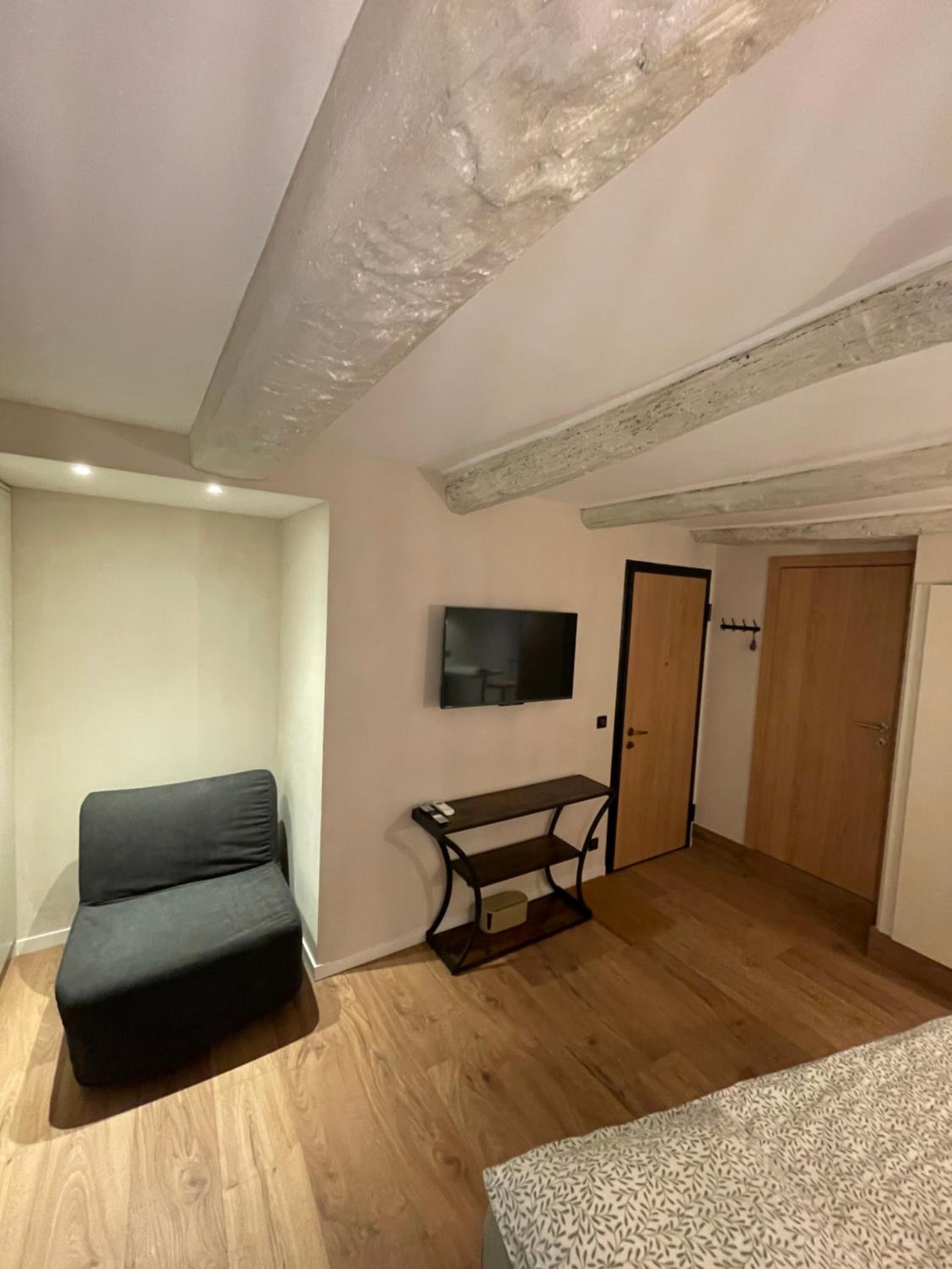 Refurbished apartment in the Old Town, steps from the beach