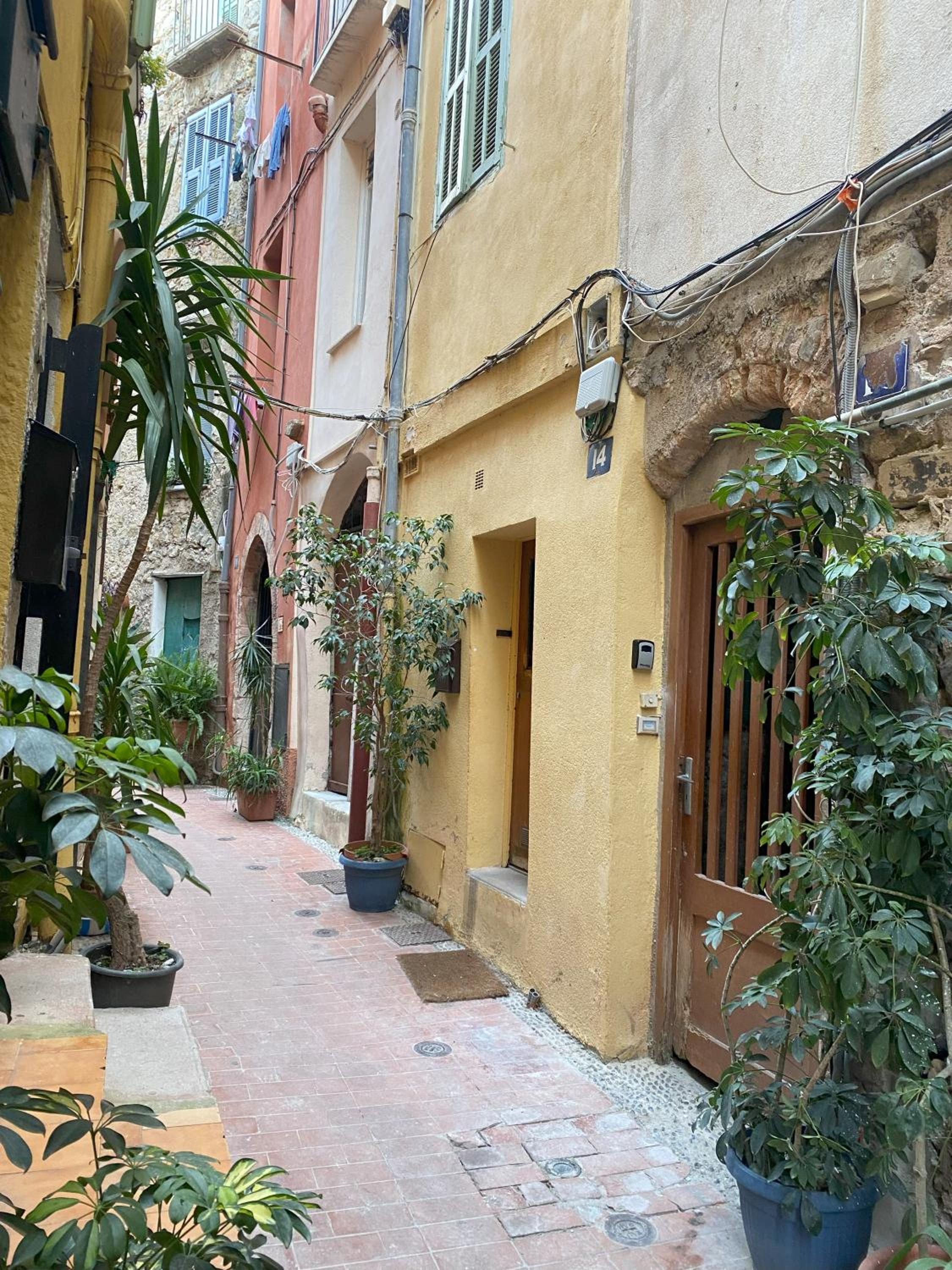Refurbished apartment in the Old Town, steps from the beach