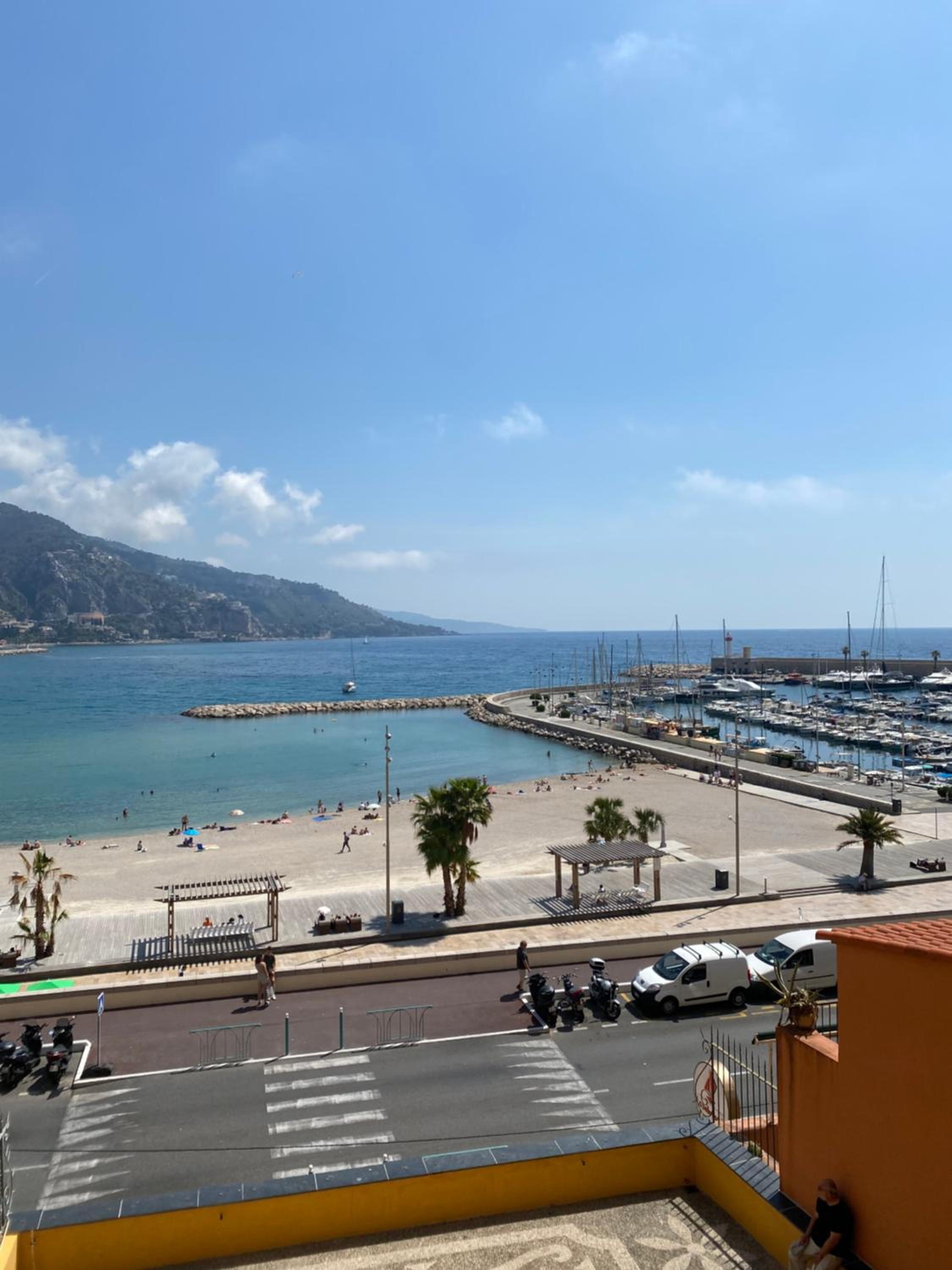 Refurbished apartment in the Old Town, steps from the beach