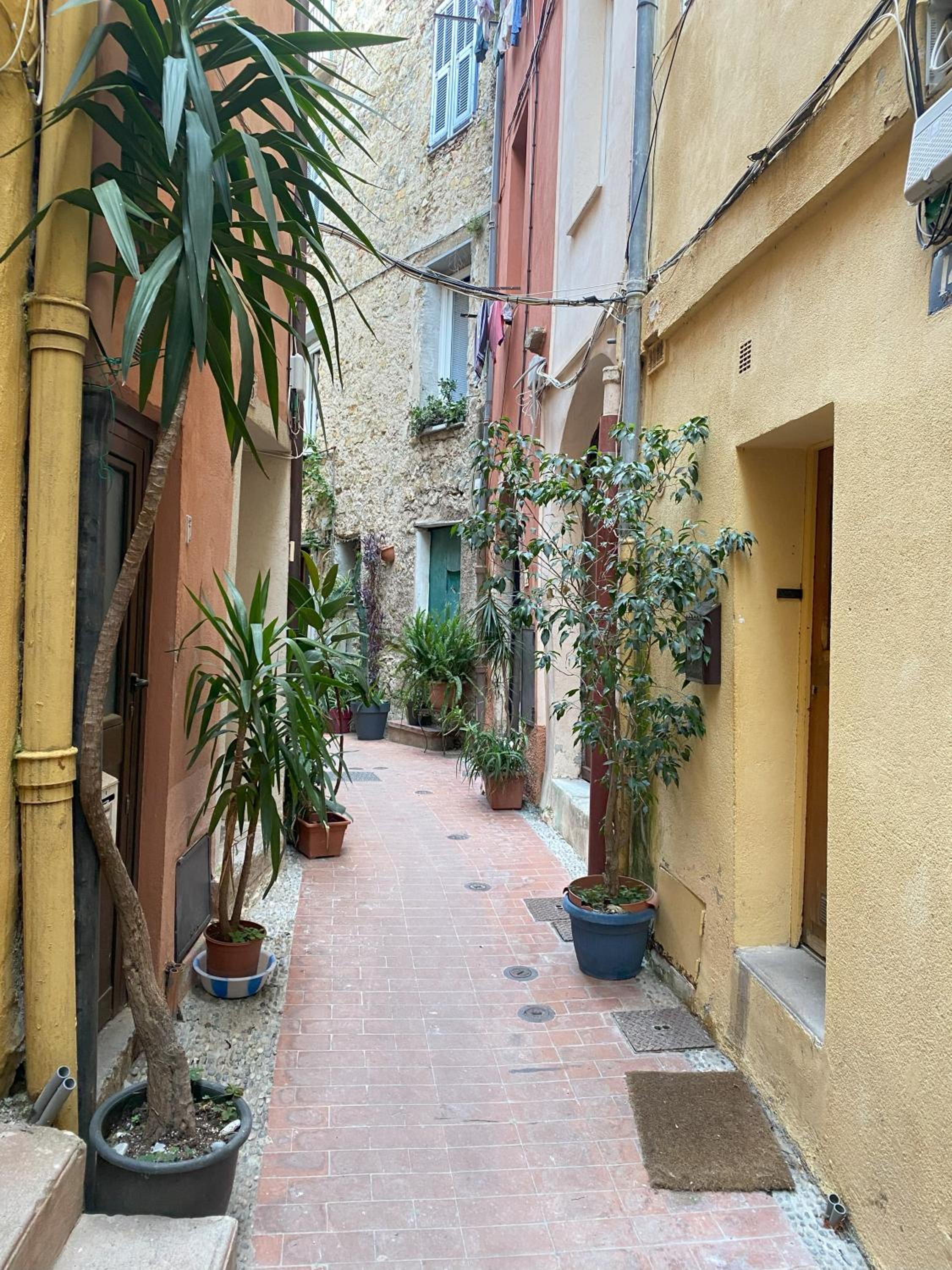 Refurbished apartment in the Old Town, steps from the beach