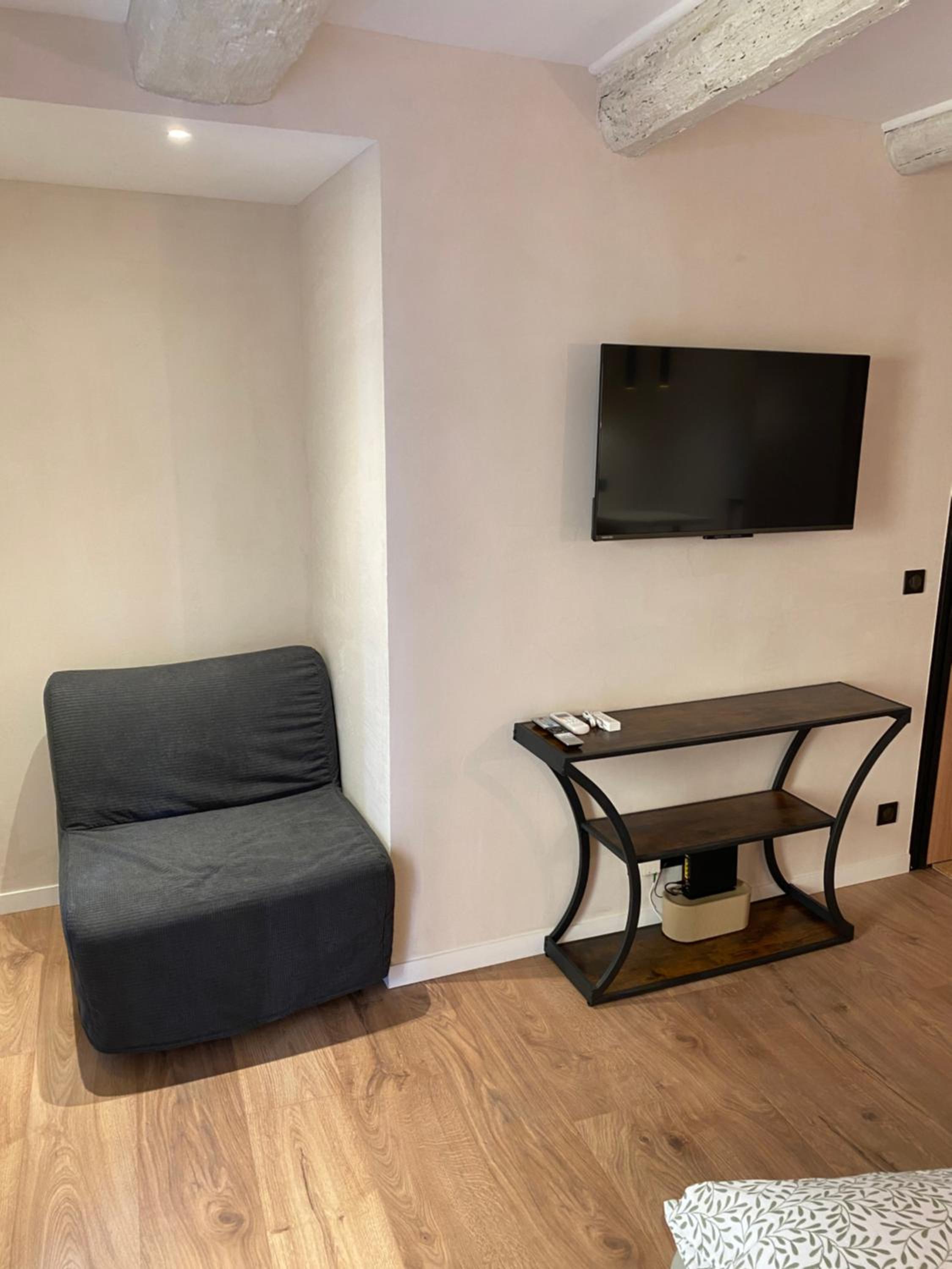 Refurbished apartment in the Old Town, steps from the beach