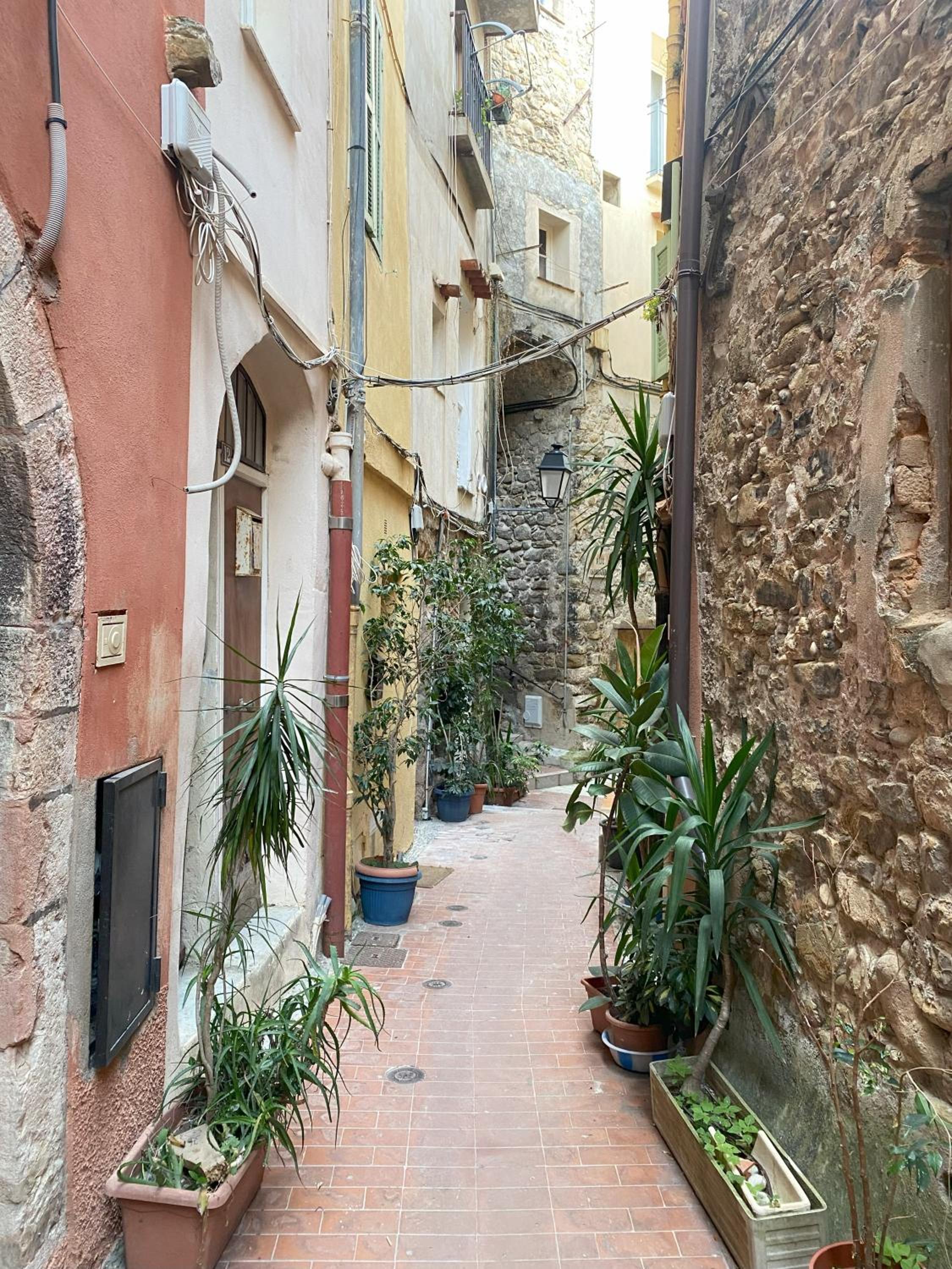 Refurbished apartment in the Old Town, steps from the beach