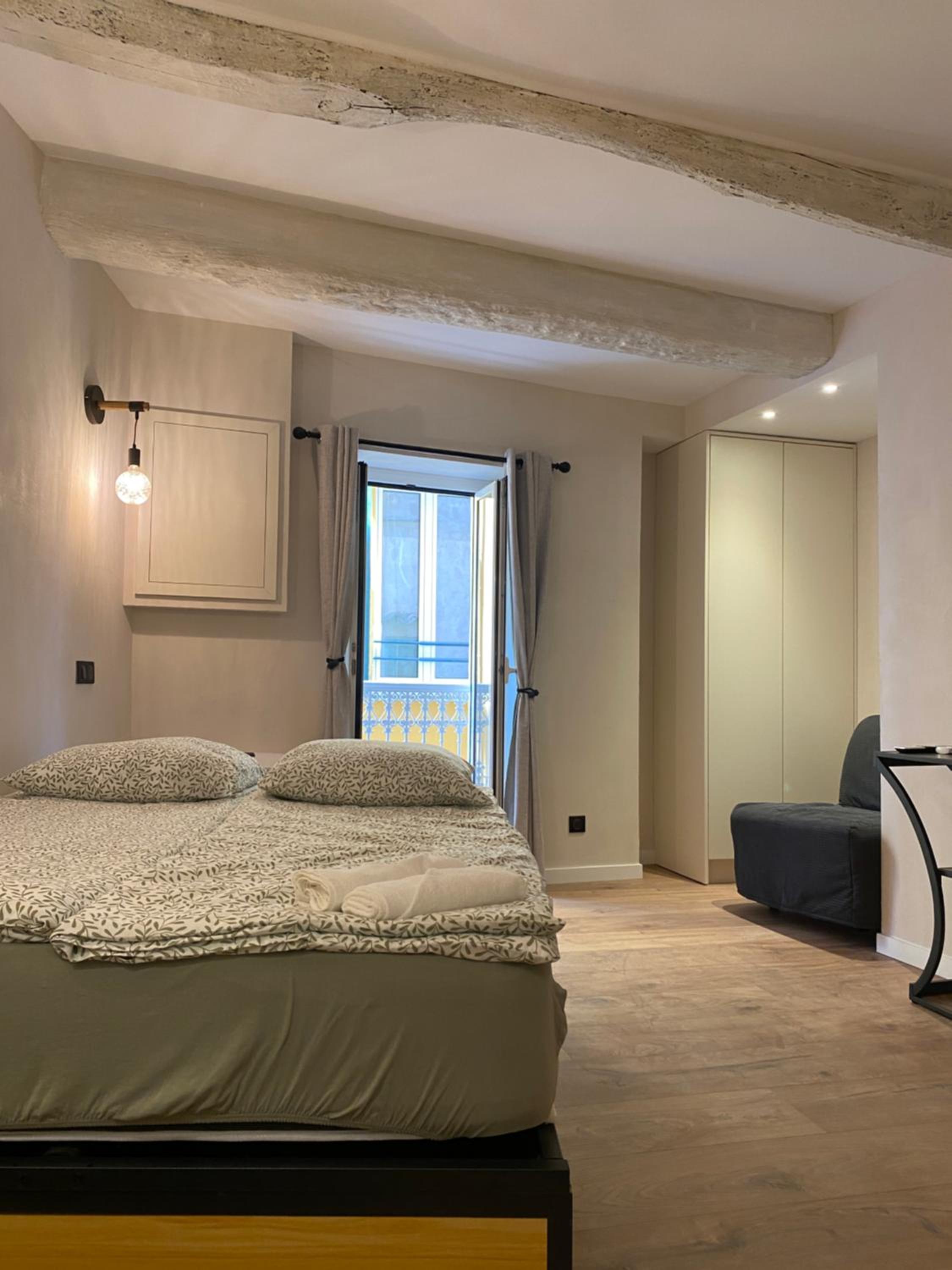 Refurbished apartment in the Old Town, steps from the beach