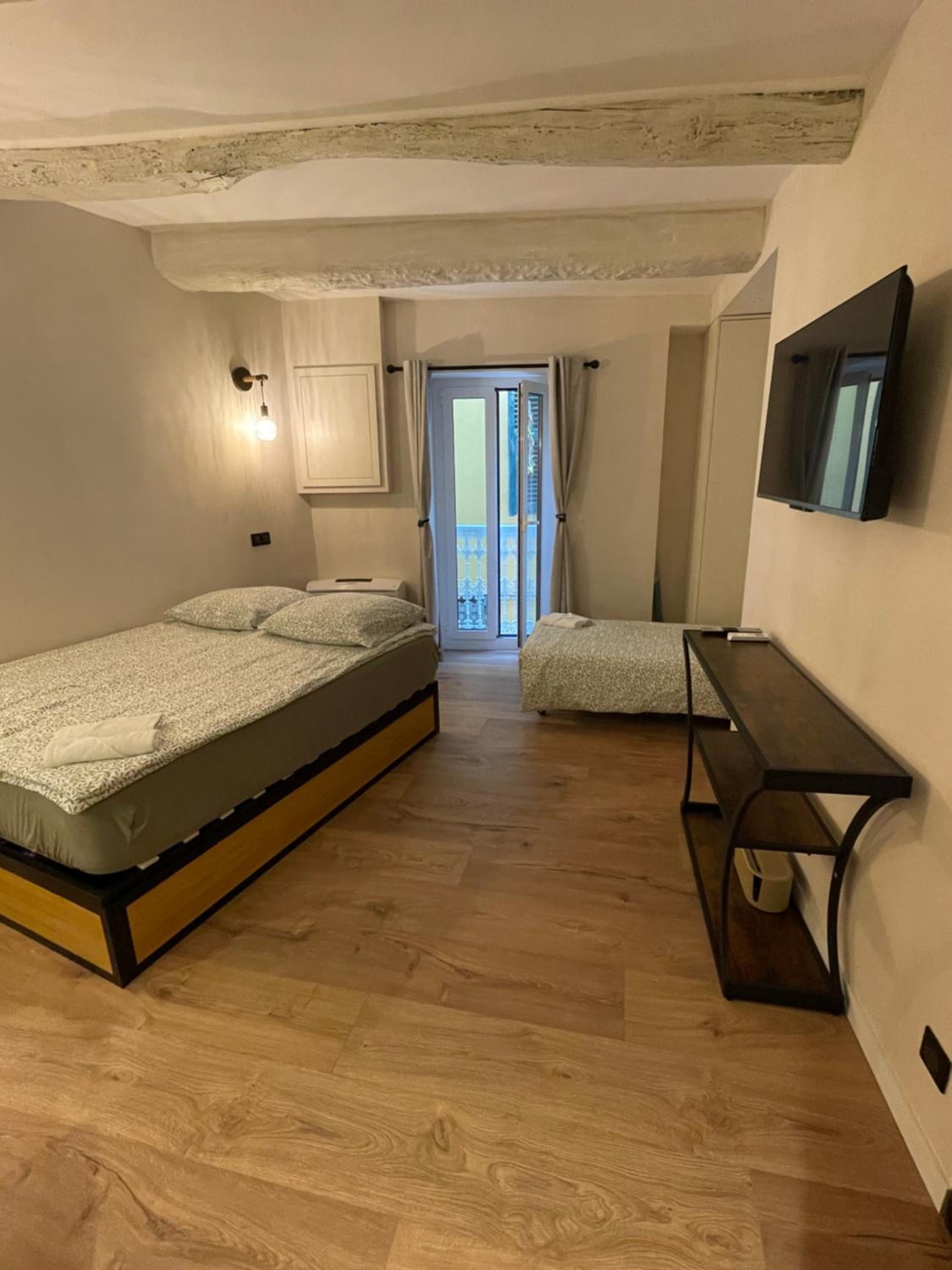 Refurbished apartment in the Old Town, steps from the beach