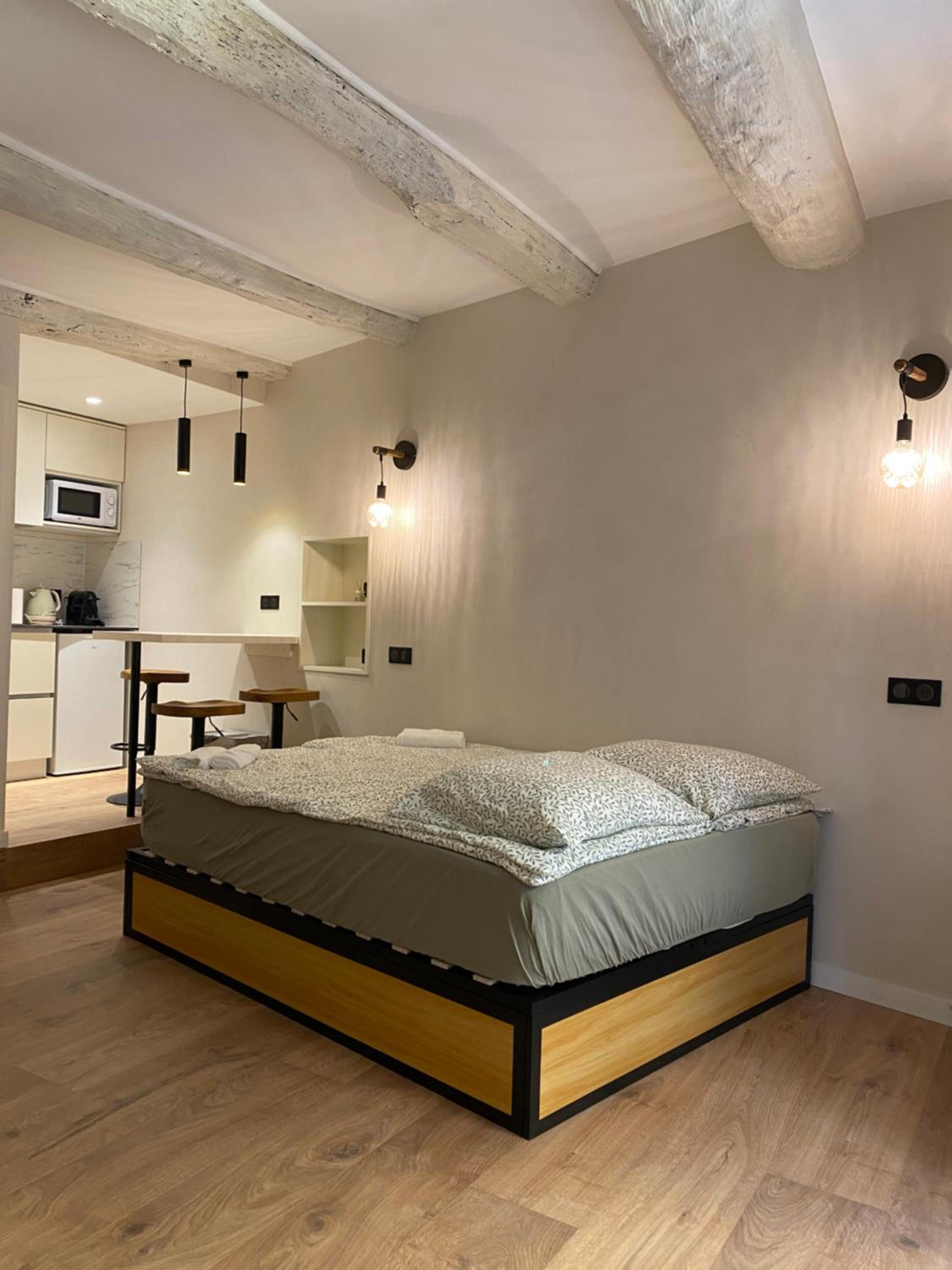 Refurbished apartment in the Old Town, steps from the beach