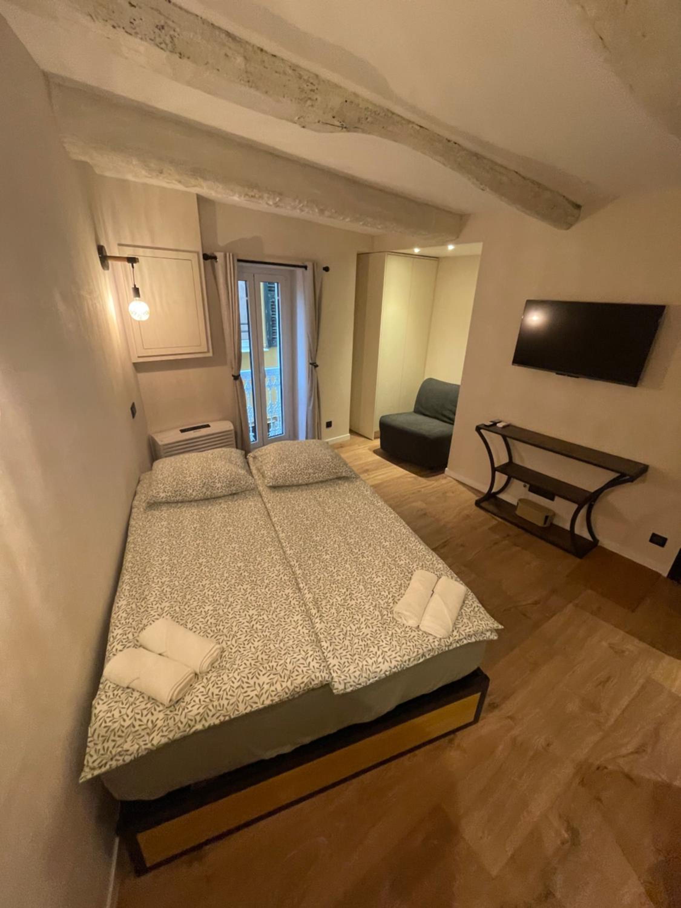 Refurbished apartment in the Old Town, steps from the beach