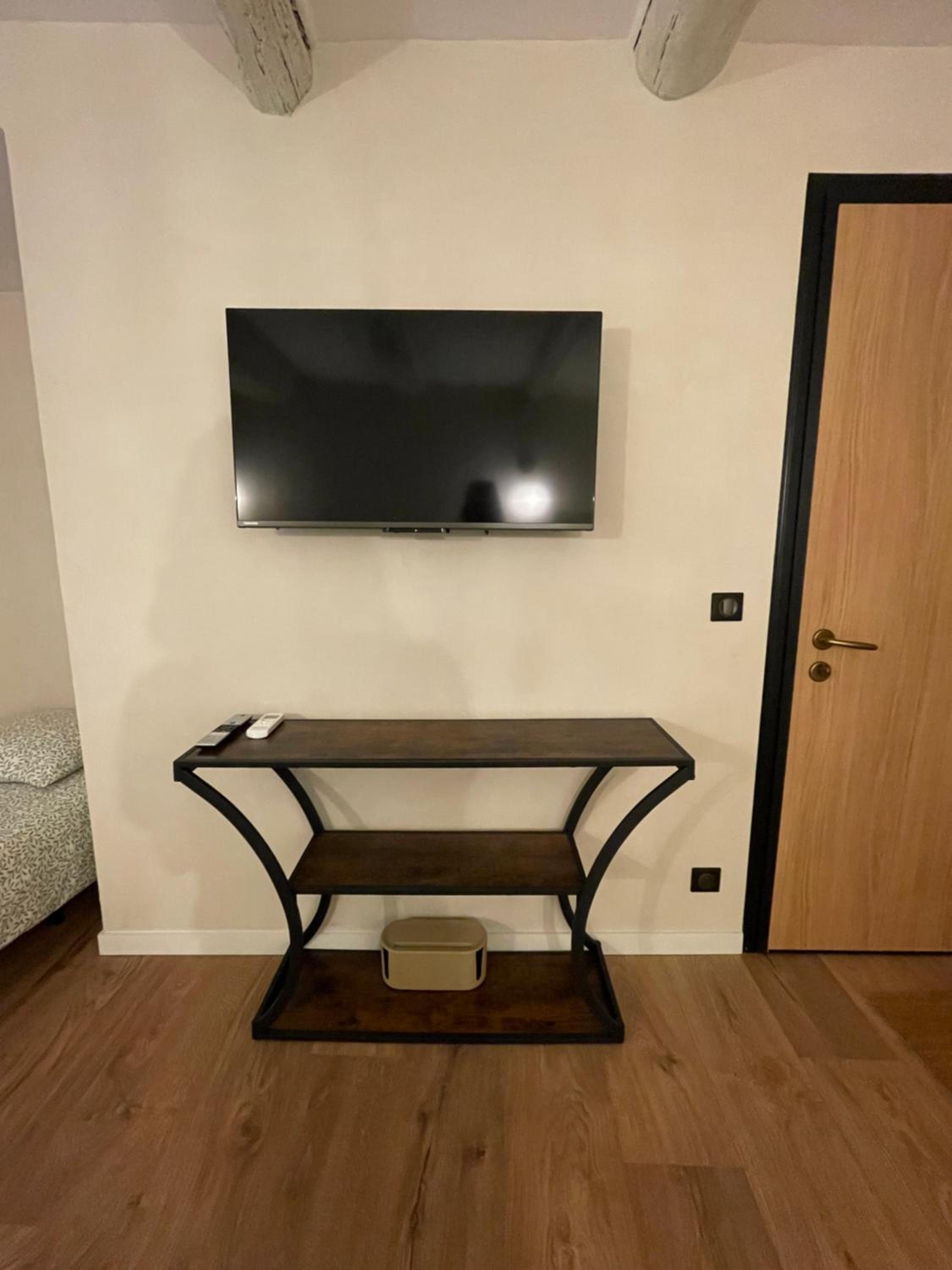 Refurbished apartment in the Old Town, steps from the beach