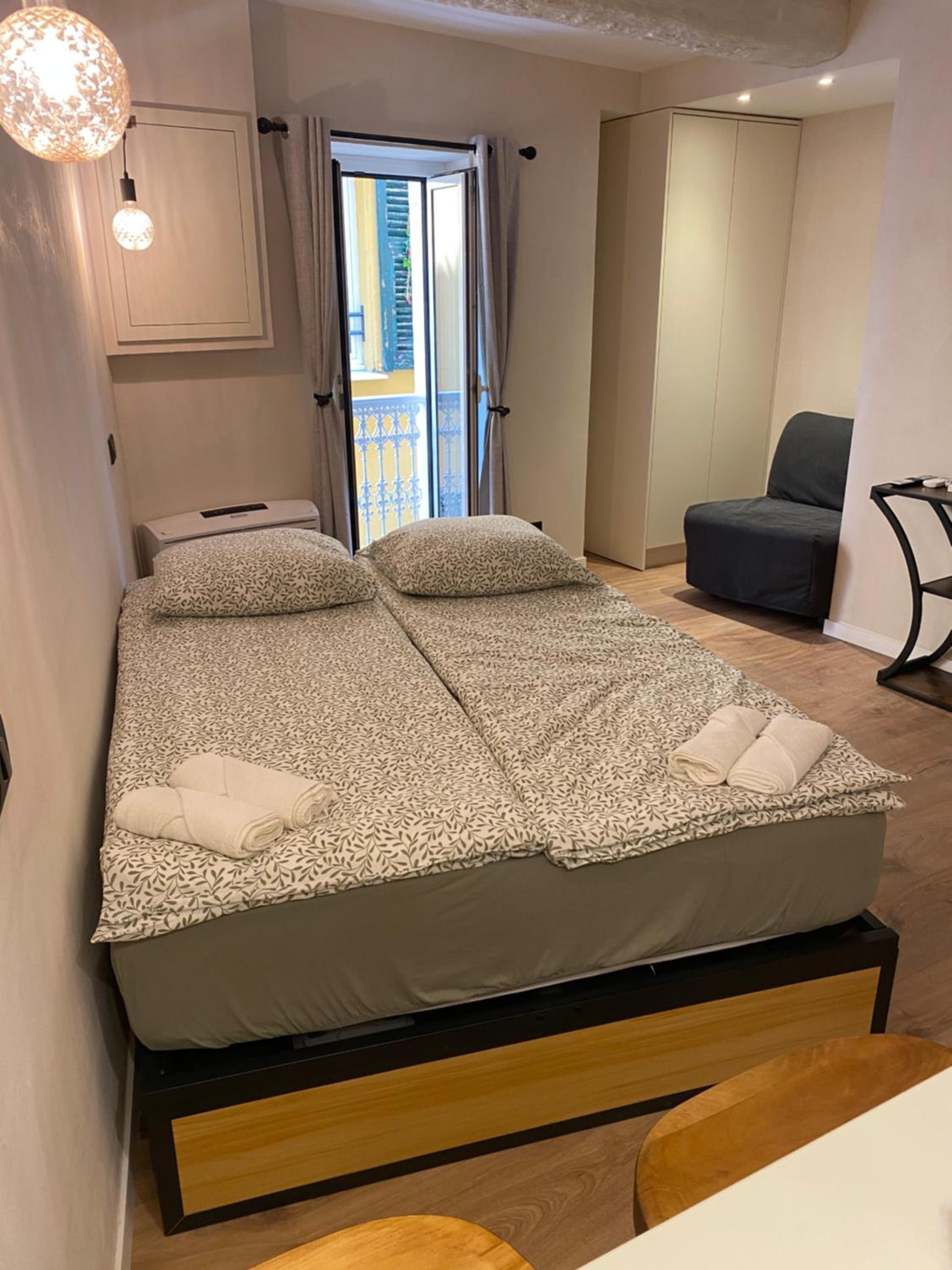 Refurbished apartment in the Old Town, steps from the beach