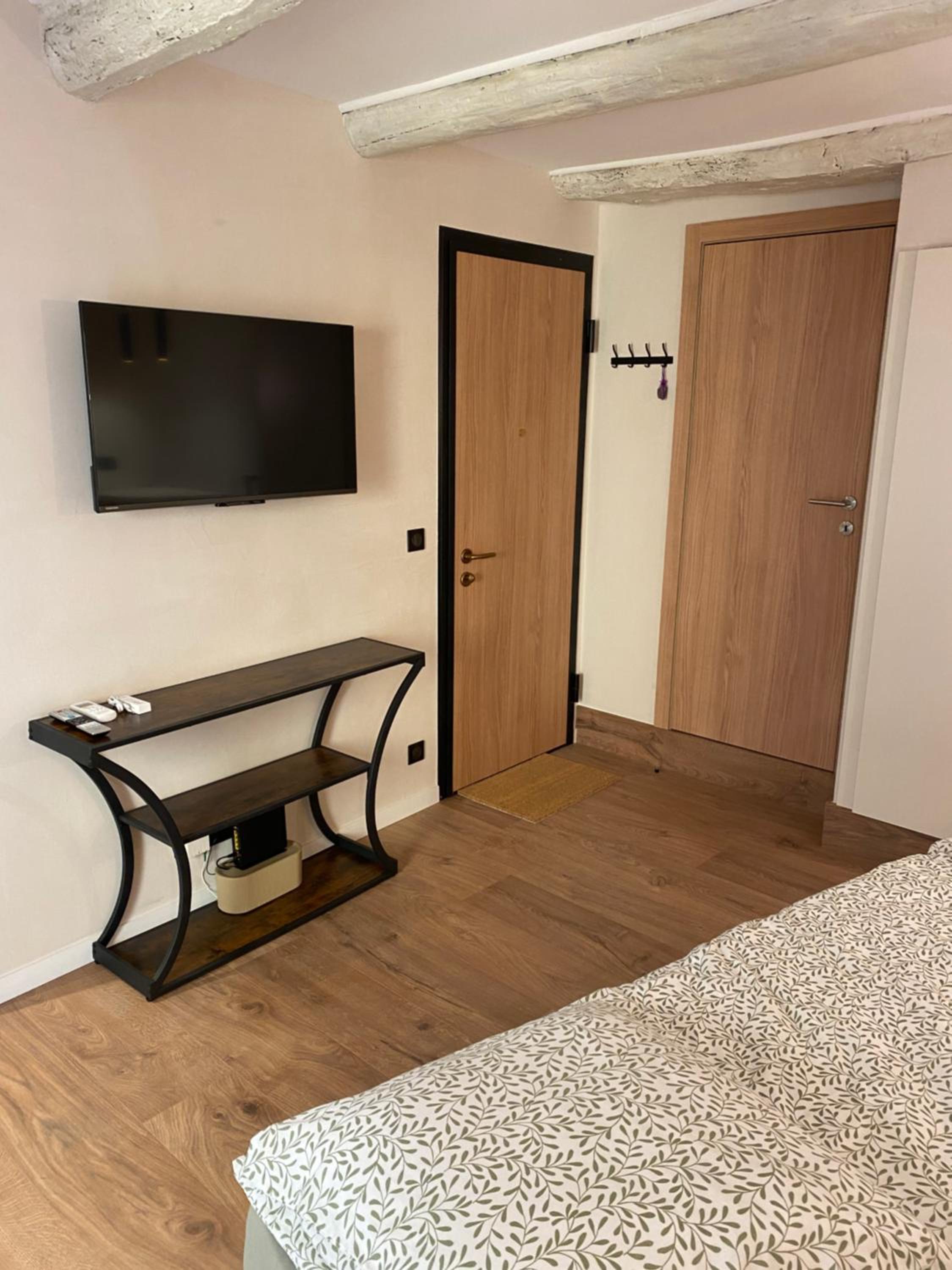 Refurbished apartment in the Old Town, steps from the beach