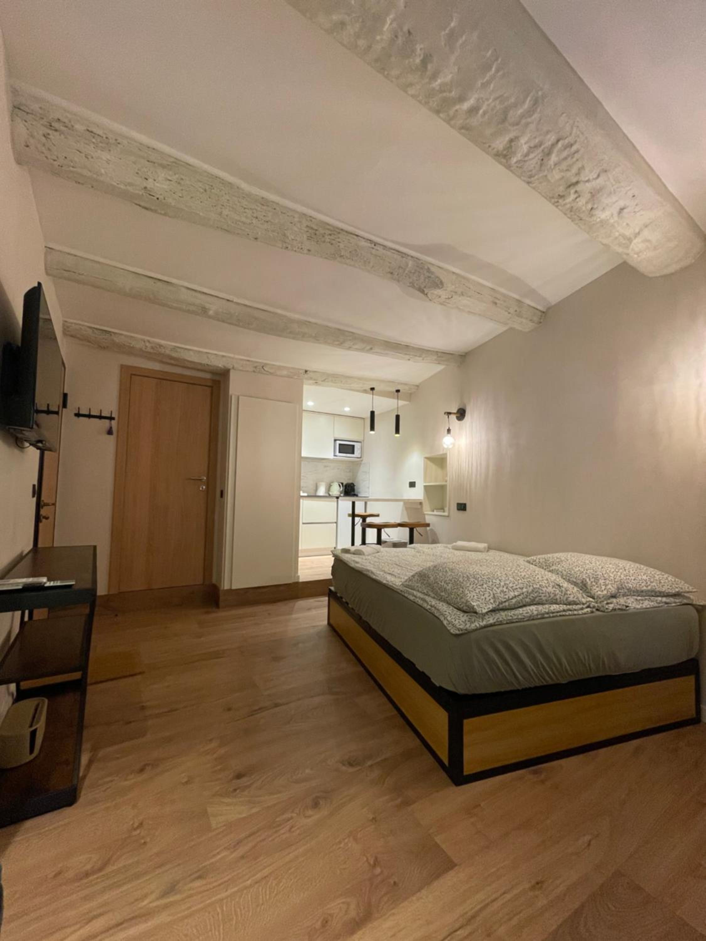 Refurbished apartment in the Old Town, steps from the beach