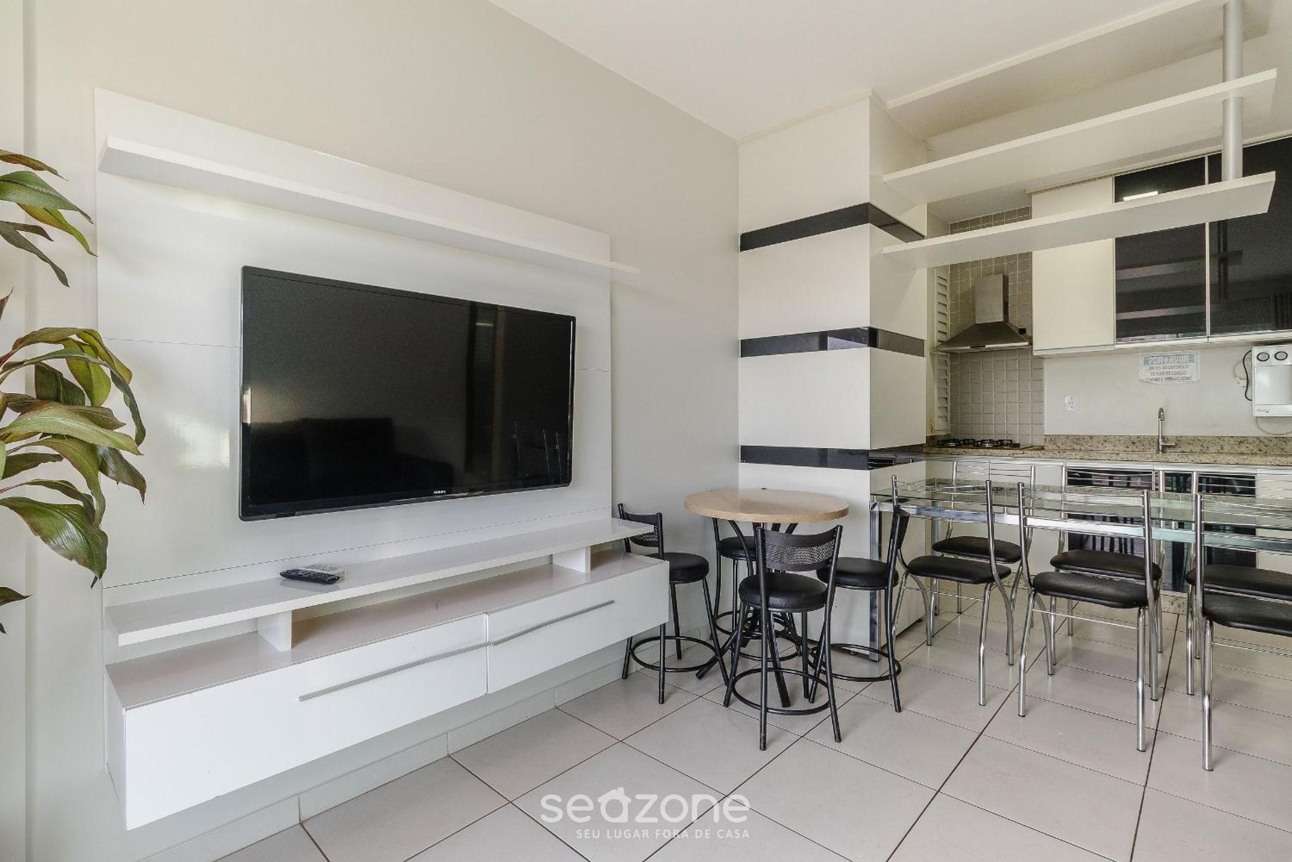 2 B Apt in Building w/Pool near Downtown | ACM0865