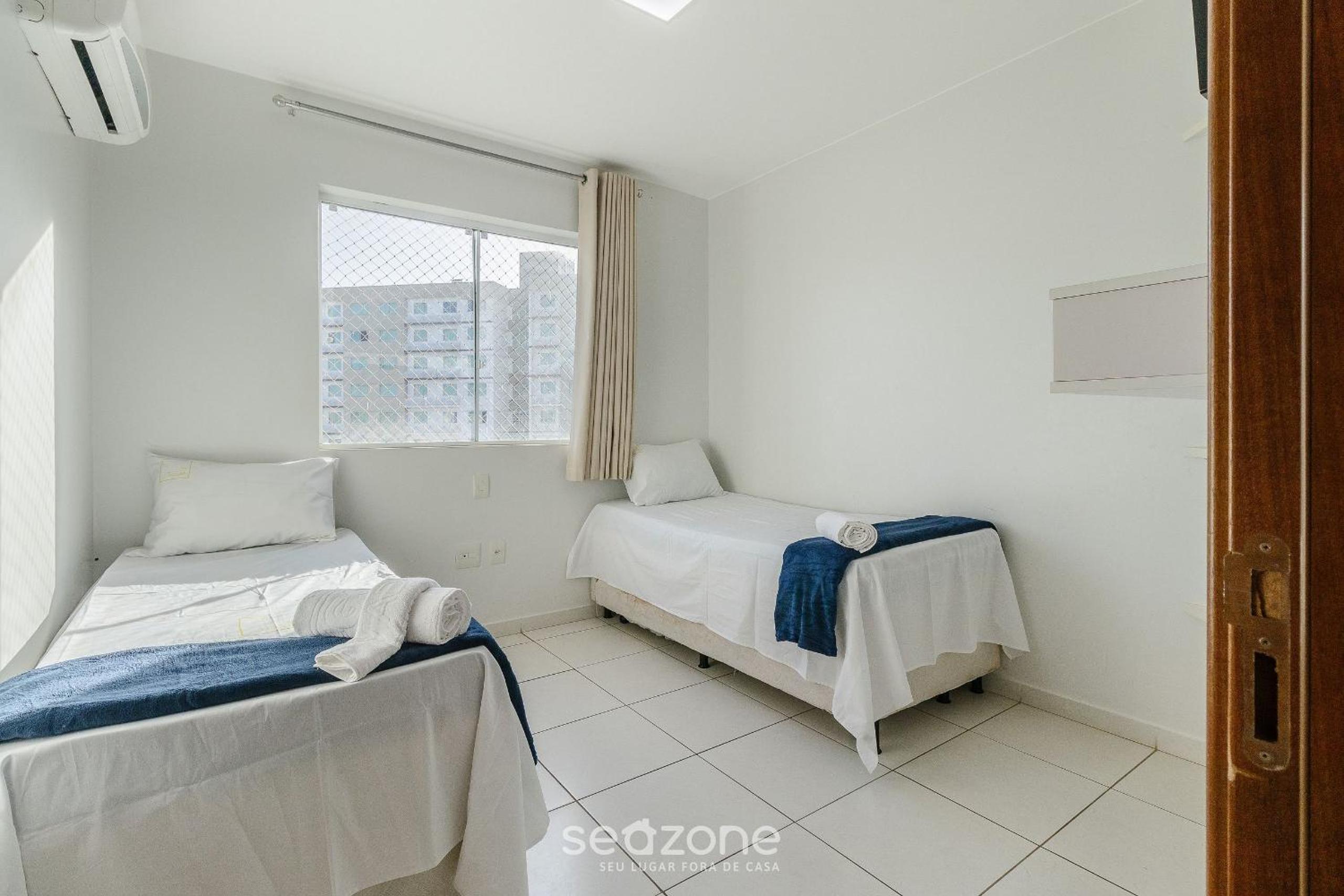 2 B Apt in Building w/Pool near Downtown | ACM0865