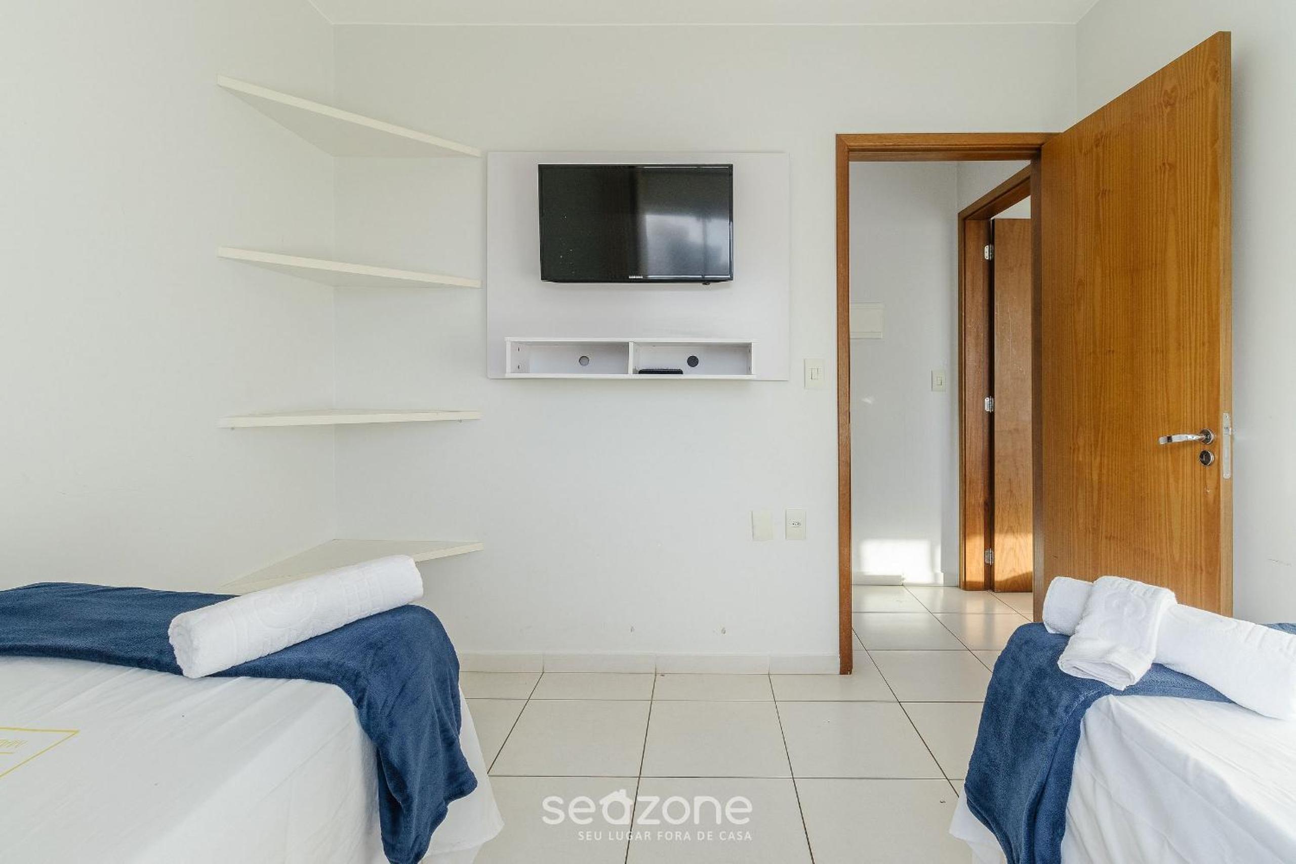 2 B Apt in Building w/Pool near Downtown | ACM0865