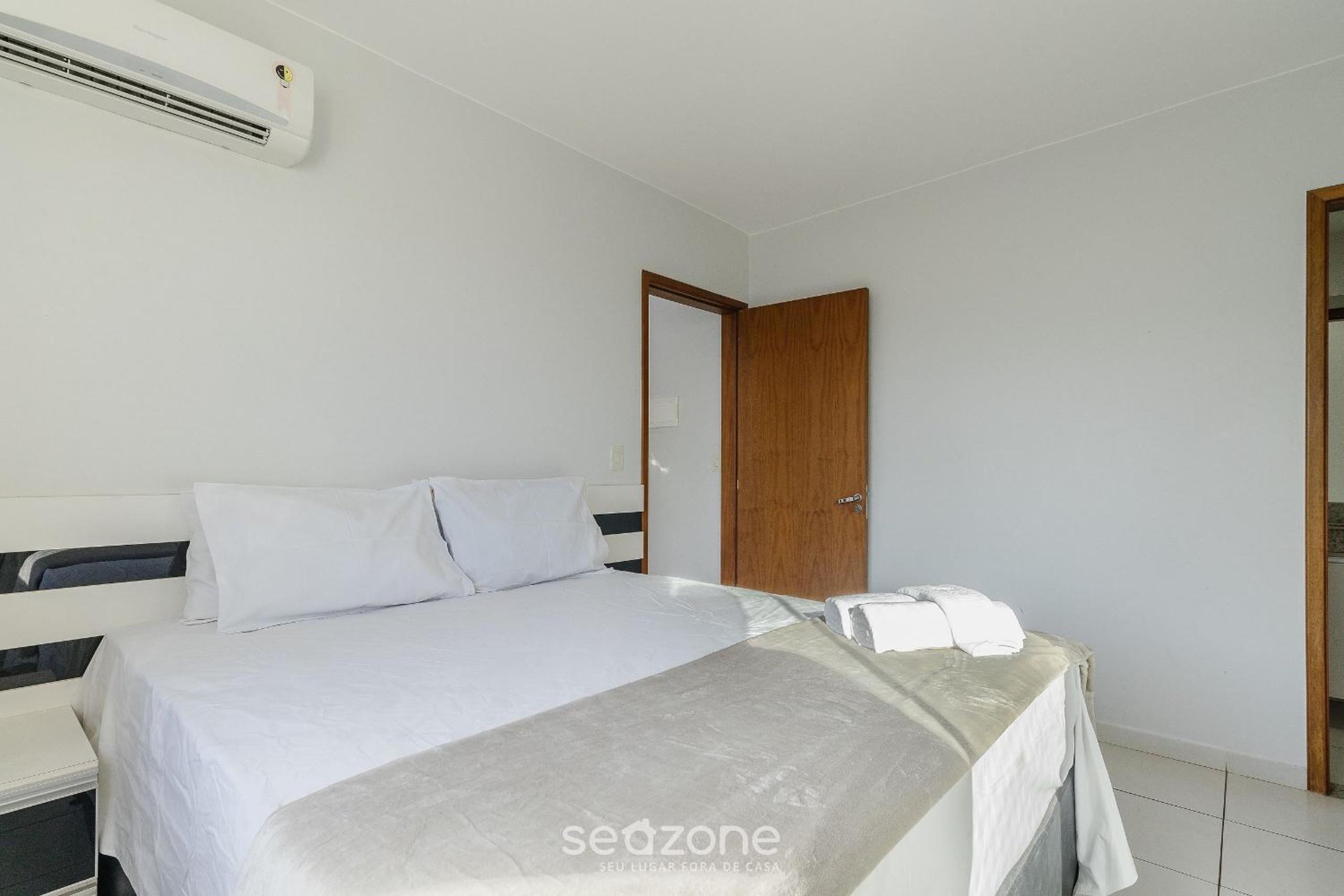 2 B Apt in Building w/Pool near Downtown | ACM0865
