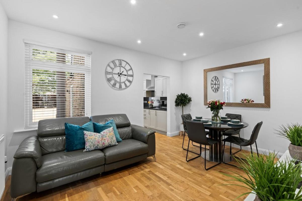 Luxury 4-Bed Family & Group Home-King or Twin Beds-Driveway, Garden-Near Gatwick
