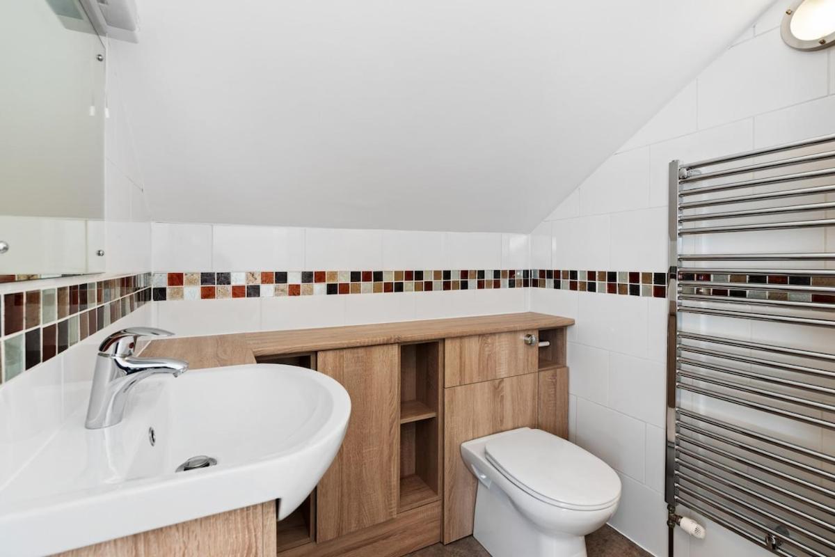 Luxury 4-Bed Family & Group Home-King or Twin Beds-Driveway, Garden-Near Gatwick