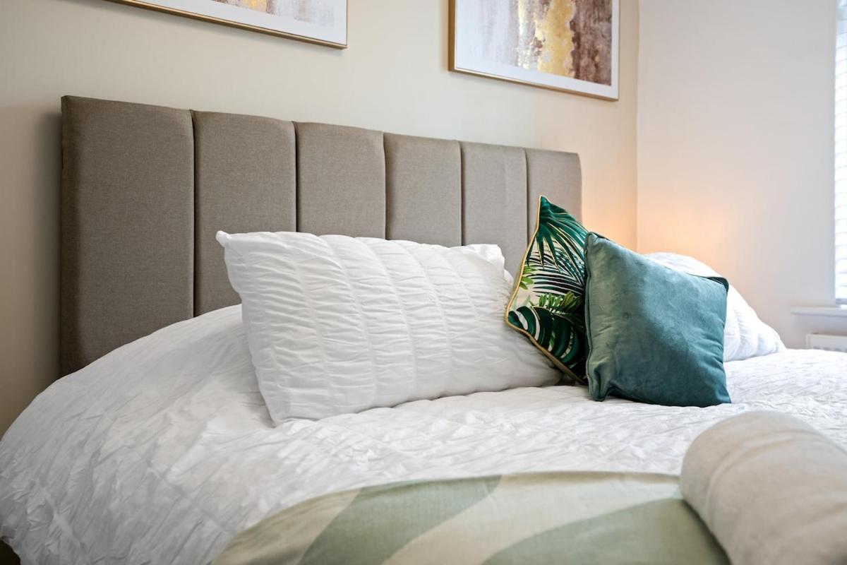 Luxury 4-Bed Family & Group Home-King or Twin Beds-Driveway, Garden-Near Gatwick
