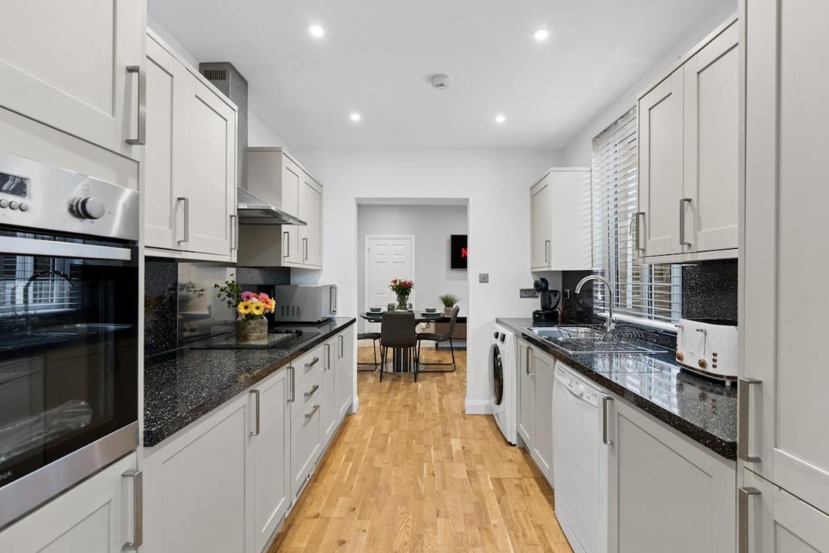 Luxury 4-Bed Family & Group Home-King or Twin Beds-Driveway, Garden-Near Gatwick