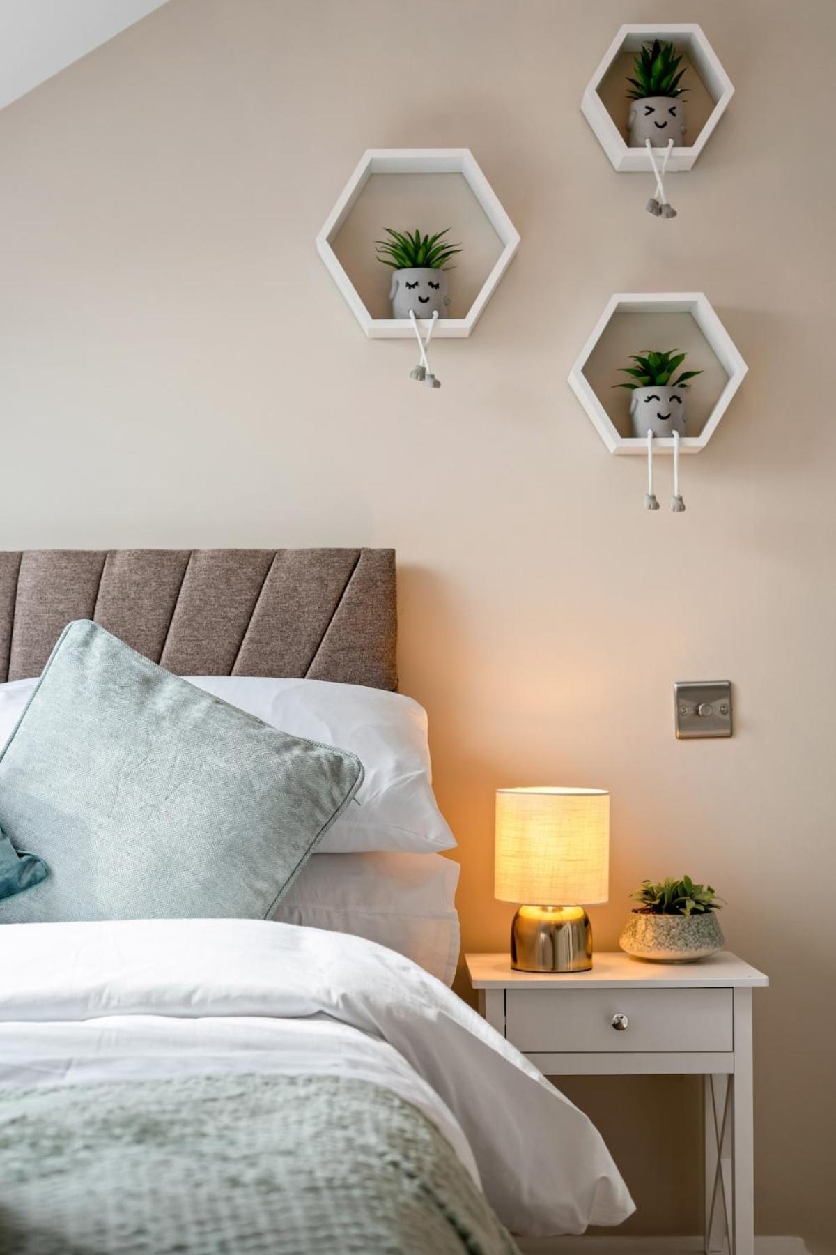 Luxury 4-Bed Family & Group Home-King or Twin Beds-Driveway, Garden-Near Gatwick