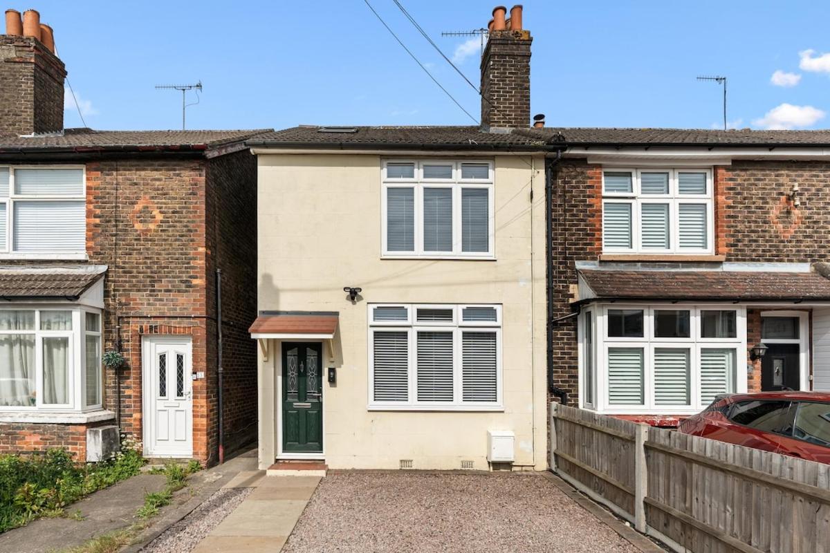 Luxury 4-Bed Family & Group Home-King or Twin Beds-Driveway, Garden-Near Gatwick