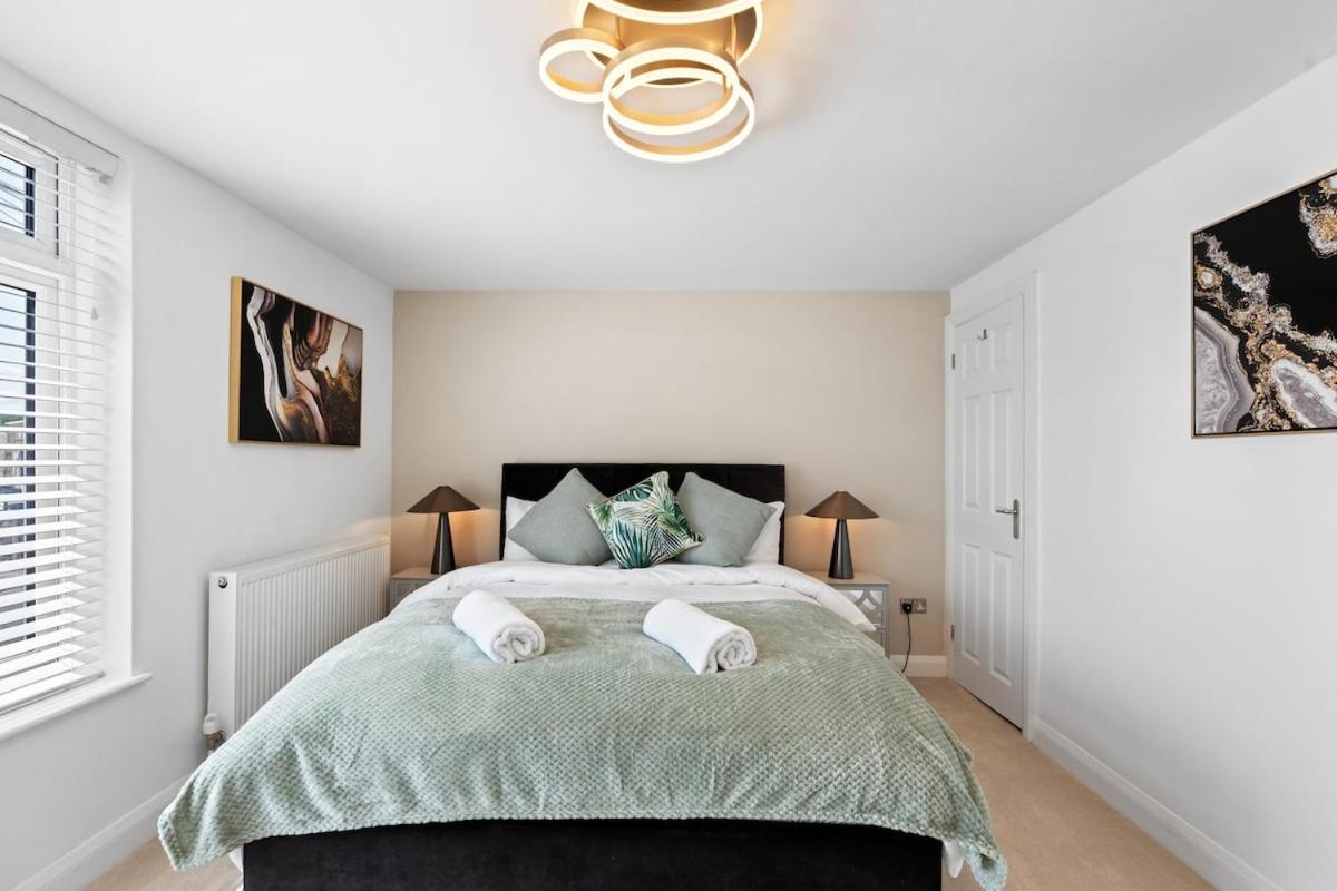 Luxury 4-Bed Family & Group Home-King or Twin Beds-Driveway, Garden-Near Gatwick