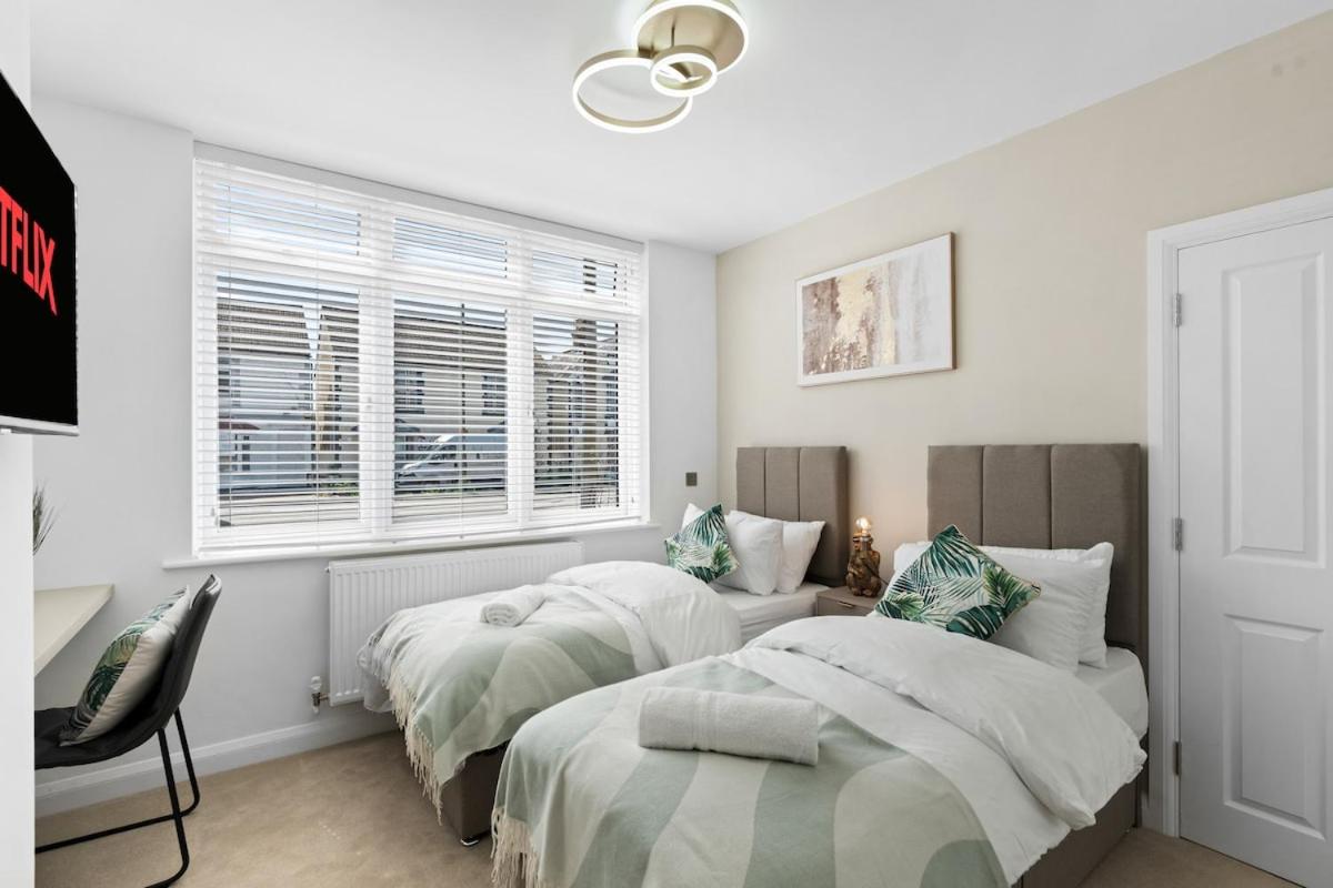 Luxury 4-Bed Family & Group Home-King or Twin Beds-Driveway, Garden-Near Gatwick