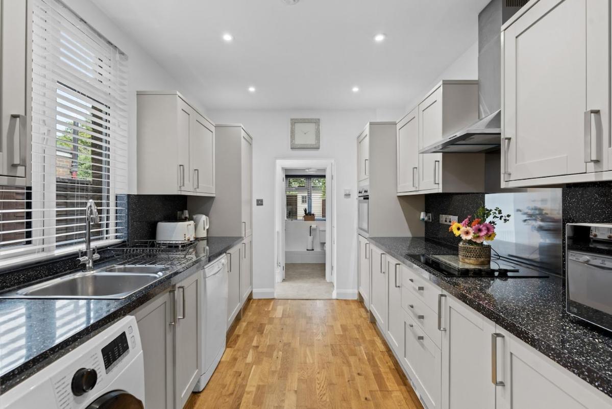 Luxury 4-Bed Family & Group Home-King or Twin Beds-Driveway, Garden-Near Gatwick